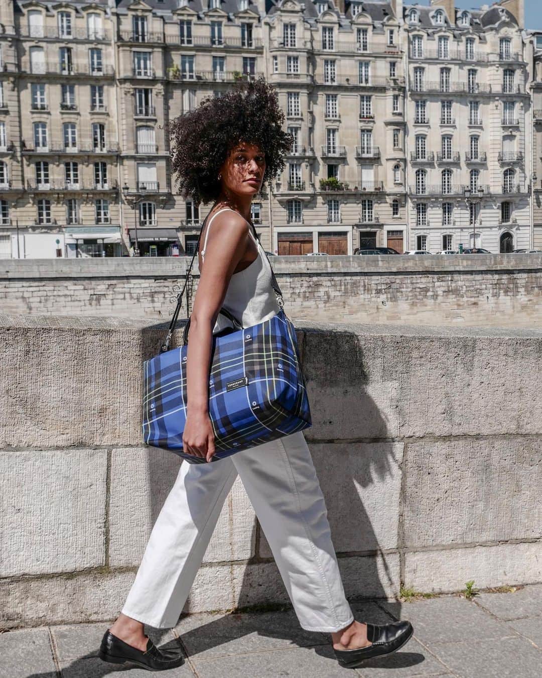 Longchampさんのインスタグラム写真 - (LongchampInstagram)「New fashion, but no new waste.  @melissabon is on the move with our Sac de Voyage, constructed from 100% regenerated nylon called ECONYL®. This bag is one of 10 styles that make up our new, nature-friendly GREEN DISTRICT collection.   #LongchampGreenDistrict #LONGCHAMPFW20 #Econyl #Recycled #Green #RecycledMaterials #LongchampNYC #InstaFashion #InstaStyle #Style」8月14日 0時11分 - longchamp