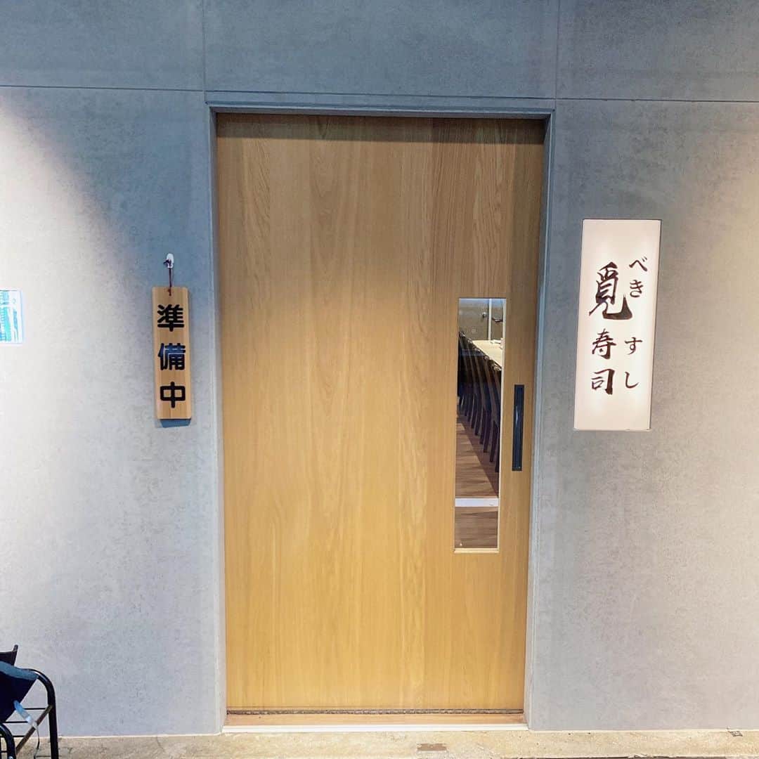 茉晶さんのインスタグラム写真 - (茉晶Instagram)「#覓壽司 #隱藏在淡水巷弄中的精緻美食 #壽司 #生魚片 #無菜單料理 #美食日記   不好意思，前三張都是我的照片，第五張開始就有食物了😝  17道精緻的無菜單料理，每吃完一道就會期待下一道是什麼😍印象最深刻的就是第二道的小捲搭配柚子味增醬，幸福感蔓延在口腔內❤️ 同行友人則是對配料小黃瓜非常感興趣，不但通通吃光光，還被廚師問說：「還需要小黃瓜嗎？」  價位有分800跟1200的，1200勝在食材以及道數，不過必須說不太適合大胃王來吃🤣我吃完17道後大概只有七分飽～  店內服務很好👍🏼也沒再多收服務費，廚師跟店員都很親切 想體驗精緻美食的可以試試哦❤️」8月14日 0時14分 - lin.mo.jing