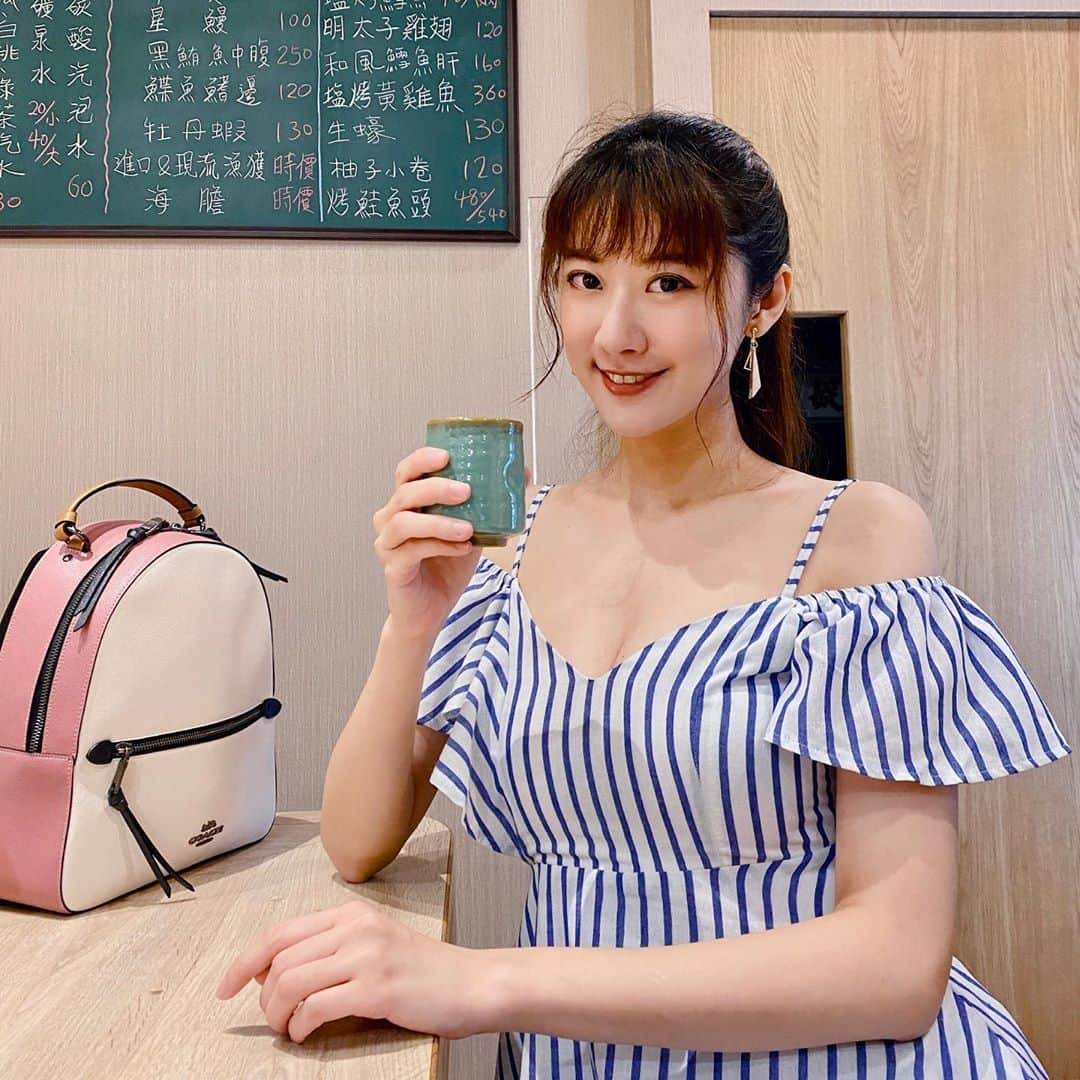 茉晶さんのインスタグラム写真 - (茉晶Instagram)「#覓壽司 #隱藏在淡水巷弄中的精緻美食 #壽司 #生魚片 #無菜單料理 #美食日記   不好意思，前三張都是我的照片，第五張開始就有食物了😝  17道精緻的無菜單料理，每吃完一道就會期待下一道是什麼😍印象最深刻的就是第二道的小捲搭配柚子味增醬，幸福感蔓延在口腔內❤️ 同行友人則是對配料小黃瓜非常感興趣，不但通通吃光光，還被廚師問說：「還需要小黃瓜嗎？」  價位有分800跟1200的，1200勝在食材以及道數，不過必須說不太適合大胃王來吃🤣我吃完17道後大概只有七分飽～  店內服務很好👍🏼也沒再多收服務費，廚師跟店員都很親切 想體驗精緻美食的可以試試哦❤️」8月14日 0時14分 - lin.mo.jing