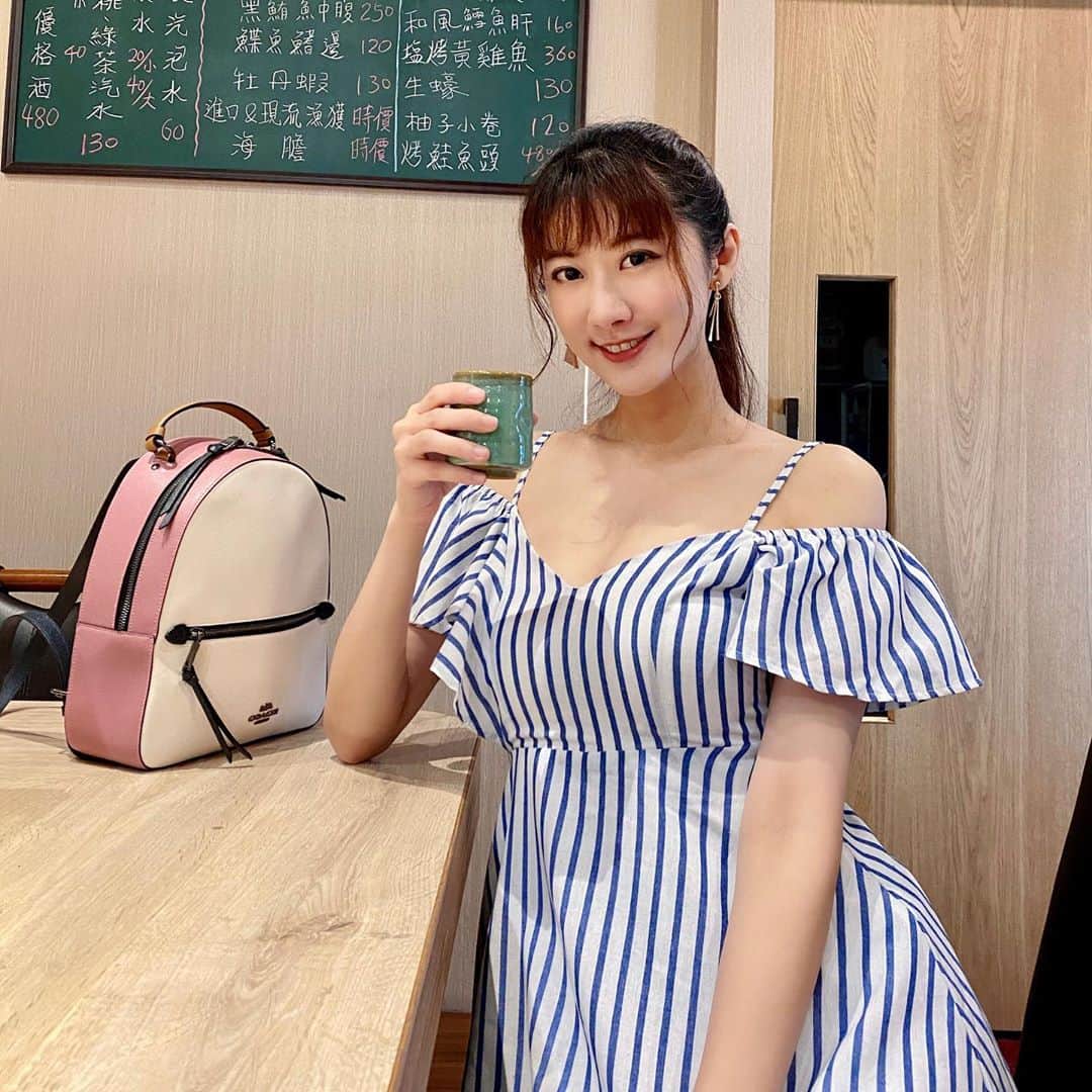 茉晶さんのインスタグラム写真 - (茉晶Instagram)「#覓壽司 #隱藏在淡水巷弄中的精緻美食 #壽司 #生魚片 #無菜單料理 #美食日記   不好意思，前三張都是我的照片，第五張開始就有食物了😝  17道精緻的無菜單料理，每吃完一道就會期待下一道是什麼😍印象最深刻的就是第二道的小捲搭配柚子味增醬，幸福感蔓延在口腔內❤️ 同行友人則是對配料小黃瓜非常感興趣，不但通通吃光光，還被廚師問說：「還需要小黃瓜嗎？」  價位有分800跟1200的，1200勝在食材以及道數，不過必須說不太適合大胃王來吃🤣我吃完17道後大概只有七分飽～  店內服務很好👍🏼也沒再多收服務費，廚師跟店員都很親切 想體驗精緻美食的可以試試哦❤️」8月14日 0時14分 - lin.mo.jing