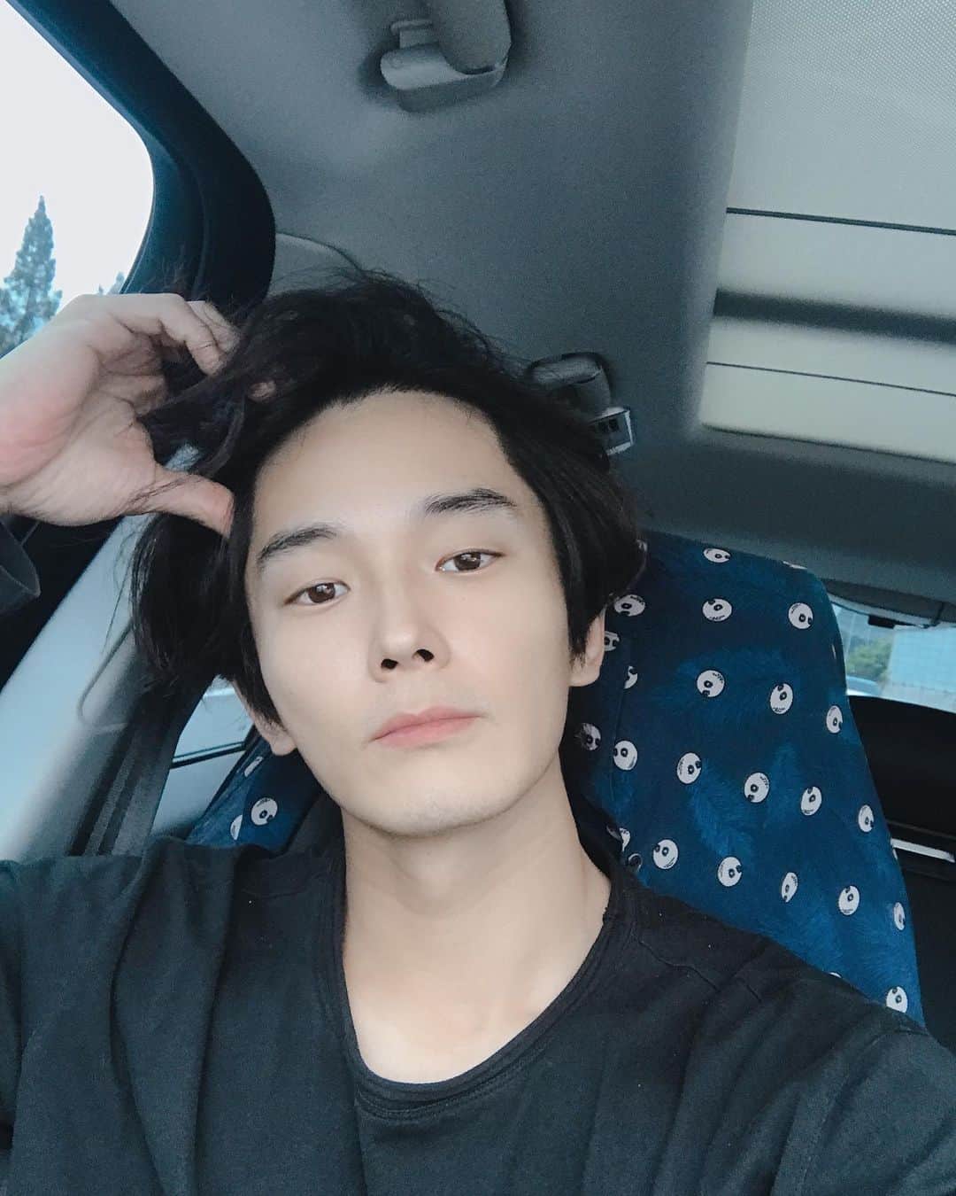 オン・ジュワンのインスタグラム：「긴 장마가 끝나가지만 주말에 마지막 장마 소식이 있으니 조심 또 조심🙏 코로나도 조심🙏 #브래들리쿠퍼 나오는 영화 몰아보는 요즘 그냥 그렇다고🤔」