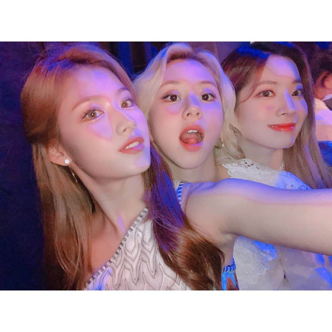 TWICEさんのインスタグラム写真 - (TWICEInstagram)「오늘 정말 오랜만에 공식적인 자리에서 원스를 만날 수 있어서 행복했어요💜 원스를 대표해서 오늘 우리 보러 와준 원스들 고마웠고 집에서 지켜봐준 우리 원스들도 너무 너무 고마웠어요👼🏻 정말 우리밖에 가질 수 없는 원스 사랑이 가득한 트와이스 상🏆 정말 고마워요🥰 원스가 짱💖」8月14日 0時27分 - twicetagram