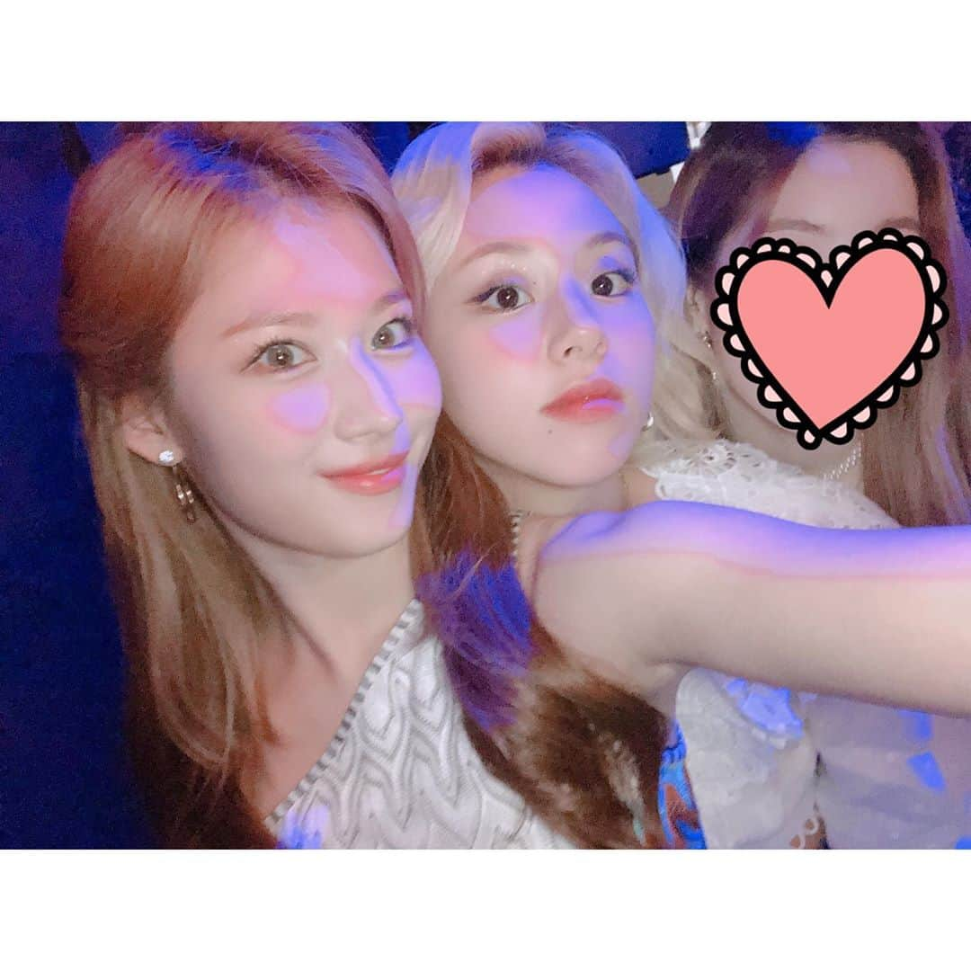 TWICEさんのインスタグラム写真 - (TWICEInstagram)「오늘 정말 오랜만에 공식적인 자리에서 원스를 만날 수 있어서 행복했어요💜 원스를 대표해서 오늘 우리 보러 와준 원스들 고마웠고 집에서 지켜봐준 우리 원스들도 너무 너무 고마웠어요👼🏻 정말 우리밖에 가질 수 없는 원스 사랑이 가득한 트와이스 상🏆 정말 고마워요🥰 원스가 짱💖」8月14日 0時27分 - twicetagram