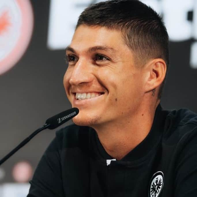 シュテフェン・ツバーのインスタグラム：「🎙️ Meine erste Pressekonferenz in Frankfurt letze Woche. Danke für den warmen Empfang 🙏🏽 #SZ11 #SGE #eintrachtfrankfurt」