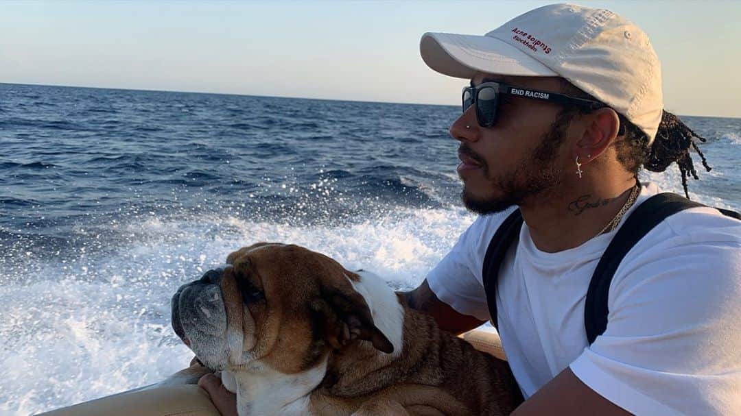 ルイス・ハミルトンさんのインスタグラム写真 - (ルイス・ハミルトンInstagram)「Took the day off on Tuesday, a day for myself and no phone, no training, just me and Roscoe on the water. I had time to reflect on where we are in the world today, everyday I see something upsetting happening, people being abused, people suffering, volcanos erupting, explosions, oceans and forest’s being destroyed. 2020 is such a heavy year. But it gives me hope seeing people come together, fighting for justice, people cleaning up oceans and just generally doing more for our planet and the people in it. I’m sending you all positive waves, keep pushing and inspiring those around you. 🙏🏾」8月14日 0時31分 - lewishamilton