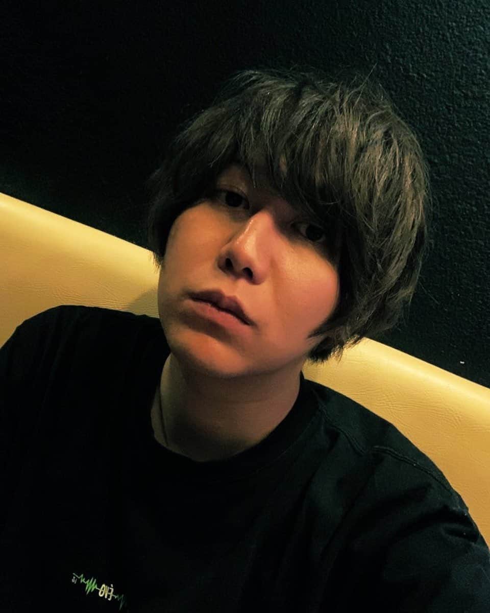 らいるのインスタグラム：「ひっさびさに酔う。 お酒はいいことも悪いことも 全部起こりうるけど その全部。  この時期だからこそ構築される さまざまな飲み方。  悪くない 今のままは嫌だけど悪くない。  今を楽しめる努力を今してる。  今楽しい。 するりと今を楽しみたい。」
