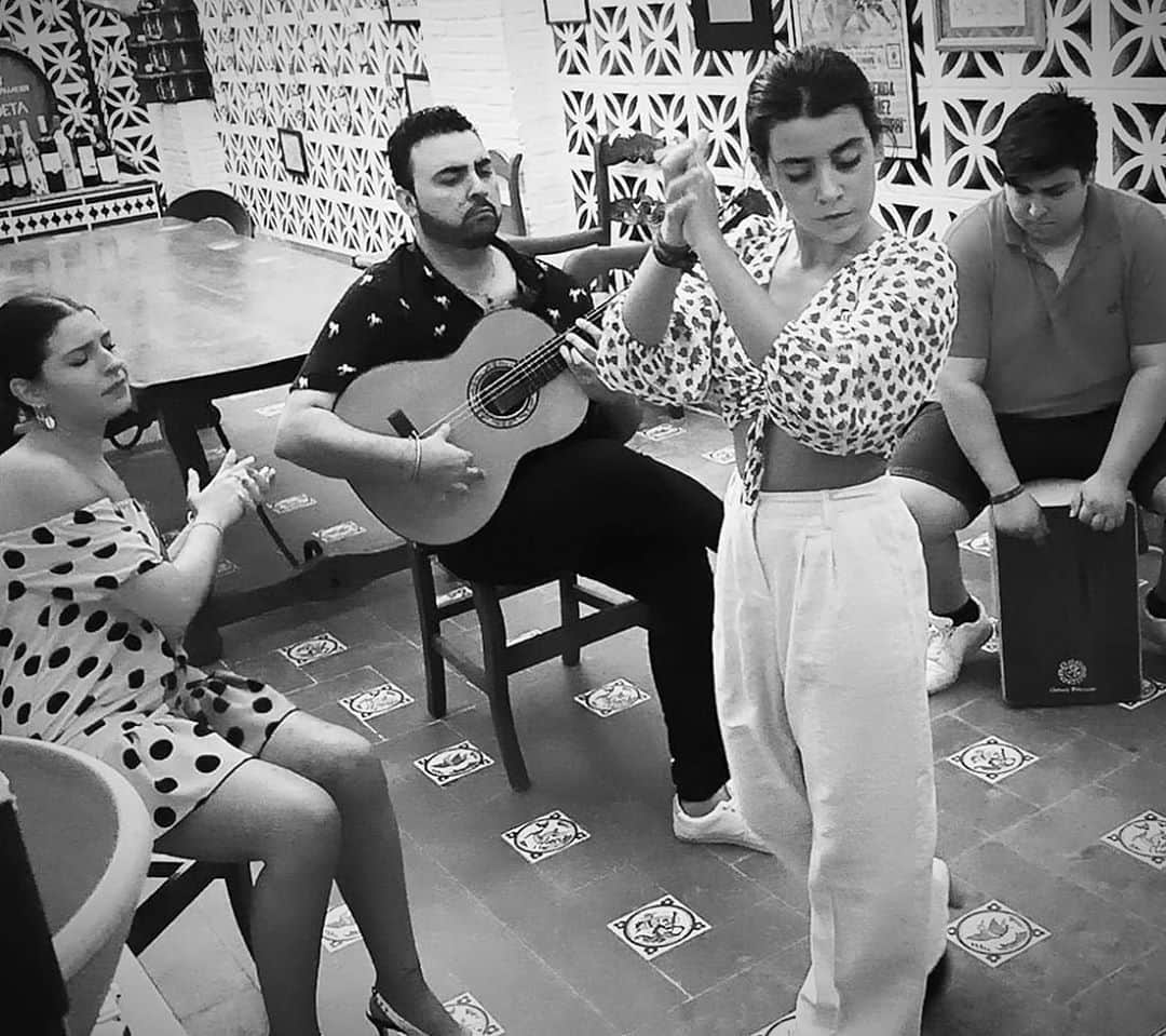 CLAUDIA. LA UTRERANAのインスタグラム：「Lebrija de mis amores @fernandacarrasco93 @currovargas_guitarrista @joseluis15vargas @lebrijavinos  #flamenco #flamenca #bailaora」