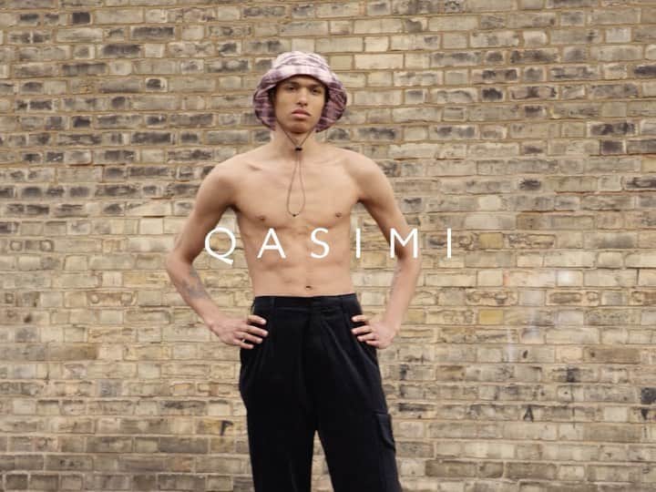 カシミ オムのインスタグラム：「Roaming the streets of London with the @qasimi_official x @neweracap collaboration. Have you checked it out yet? Link in bio www.qasimi.com  #qasimiaw20 #qasimi #mensfashion #neweraxqasimi #newera #rebirthrenewalimmortality」