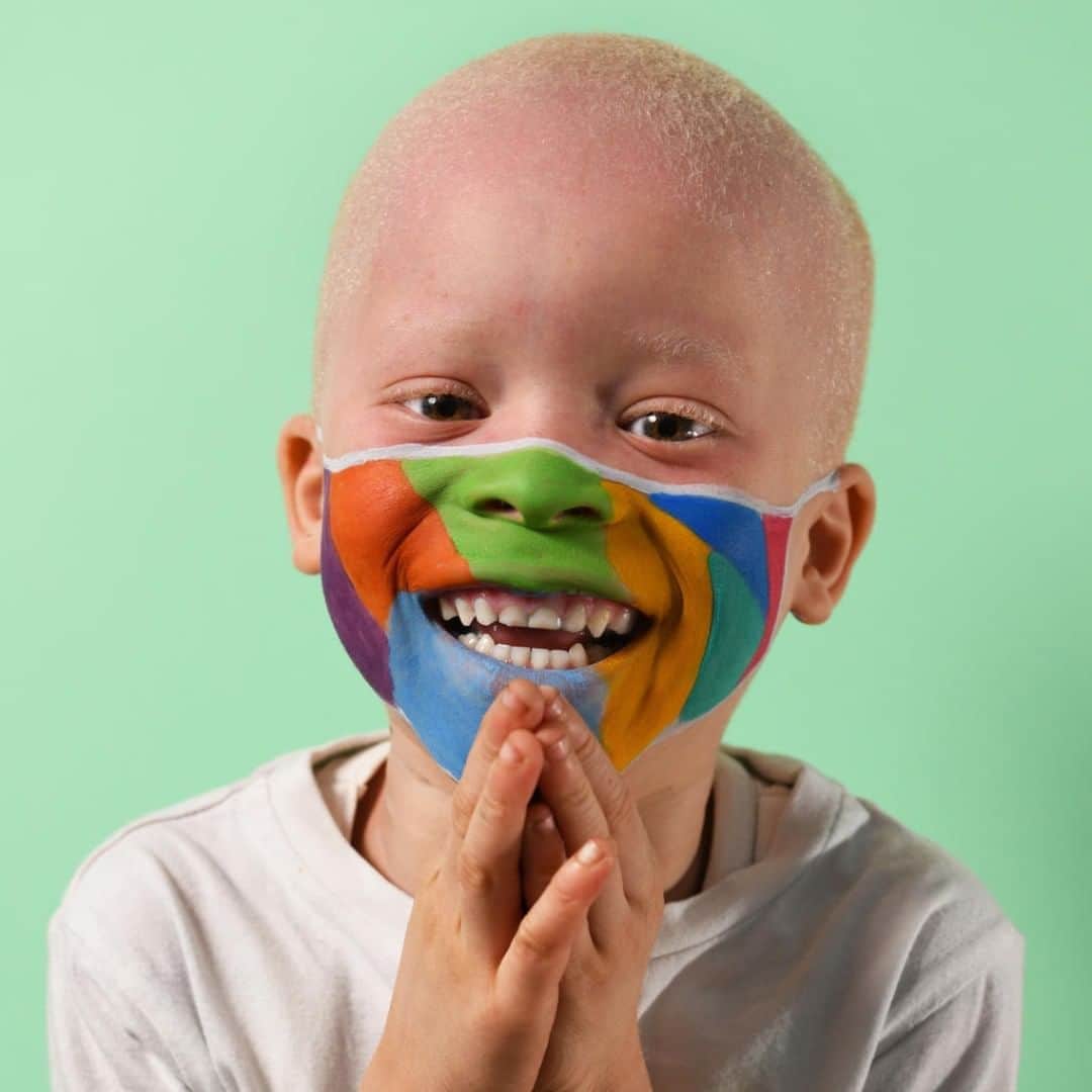 unicefさんのインスタグラム写真 - (unicefInstagram)「Behind every mask, there’s a smile.  Souleman may only be four, but he’s eager to continue studying to achieve all his dreams. Children in Côte d’Ivoire painted their face with a colourful mask to raise awareness about the importance of wearing a mask to slow the spread of #COVID19. #WorldMaskWeek  © UNICEF/UNI355542/Dejongh」8月14日 0時45分 - unicef