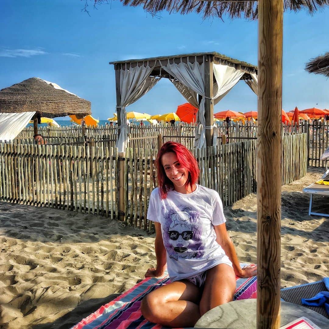 ニコーレ・デラ・モニカのインスタグラム：「Ma ora chi torna a casa più? 🤣🤣🤣 👕 @onexyou_ 🤩🤩🤩 #holidaymood #holidays🌴 #vacanze2020 #vacanzeitaliane #lignanosabbiadoro #oneforyou #relaxtime #enjoythemoment #girlboss」