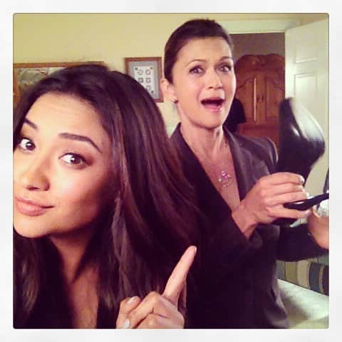 のインスタグラム：「SOOOO excited to have my on screen daughter, Shay Mitchell on PLWM podcast @prettylittlewinemoms. What An extraordinary woman. We could not have been more opposite than the women we portrayed so it's terrifying yet fun to look back at these onset pics! #UptightBun The last one is how I like to remember our interaction: Having fun in the water in my Malibu backyard. #NaturalBeauty Love you Shay! . . . #pll #prettylittleliars #pll10years #plwm #prettylittlewinemoms #hollymariecombs #lesleyfera #niapeeples #applepodcasts #shaymitchell #emilyfields」