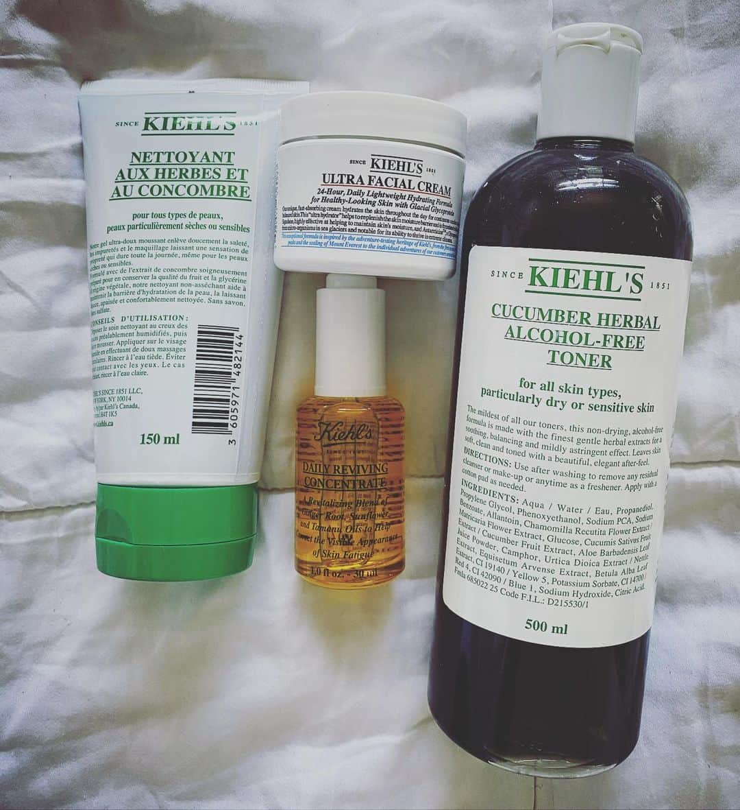 ジェニファー・アビルさんのインスタグラム写真 - (ジェニファー・アビルInstagram)「Salut tout le monde 🌎 Plusieurs d'entre vous m'ont demandé ma petite routine pour hydrater mon visage. J'adore les produits Kielh’s car ils rééquilibrent le pH de ma peau. Voici ma routine ⬇️  🌿🥒Je lave mon visage avec le nettoyant aux herbes et au concombre. ( J'ai la peau très sèche et sensible alors ce nettoyant y va en douceur et profondeur)😊  💧ensuite, Je tonifie mon visage avec le tonique aux herbes et au concombre pour rééquilibrer mon PH   ⚡️ par la suite, j'utilise le concentré revivifiant de jour pour me donner un éclat d'enfer   🍒 Pour terminer j'hydrate mon visage avec la crème ultra faciale avec 30 FPS pour bien protéger mon visage contre les rayons du ☀️  🌜La nuit j'utilise la crème ultra faciale sans Fps🌛」8月14日 0時54分 - jennabel91