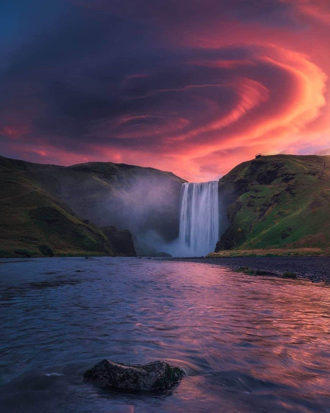 Discover Earthさんのインスタグラム写真 - (Discover EarthInstagram)「A massive rotating lenticular over Iceland's most iconic waterfall, Skógafoss. #discovericeland 🇮🇸 with @laanscape」8月14日 0時56分 - discoverearth
