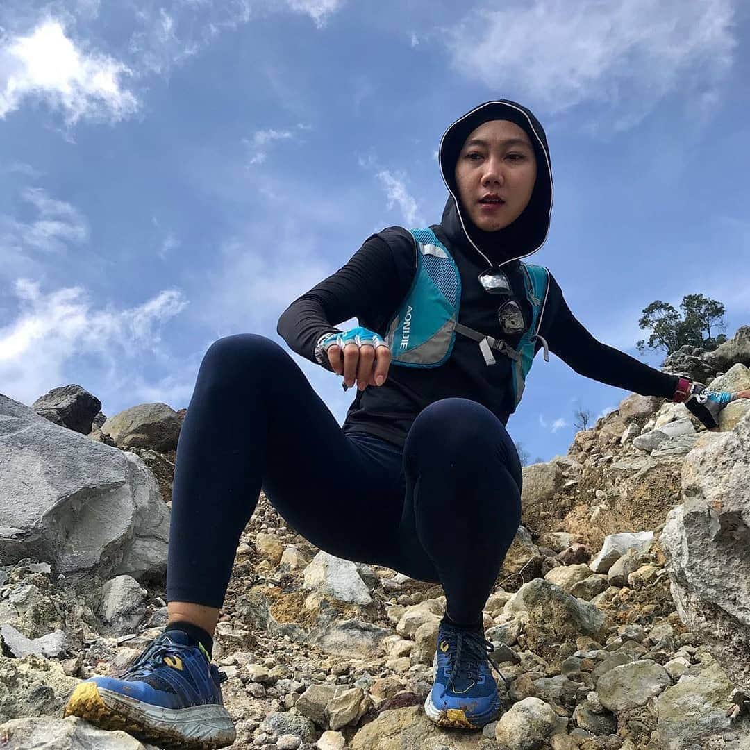 のインスタグラム：「"Adventure is worthwhile" - HOKA Fan @cahyasisca #timetofly」