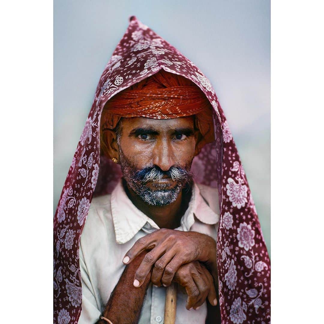 スティーブ・マカリーさんのインスタグラム写真 - (スティーブ・マカリーInstagram)「A Shepherd covers himself from the monsoon rains. #Rajasthan, #India, 1983.  #SteveMcCurry #SteveMcCurryIndia」8月14日 1時03分 - stevemccurryofficial