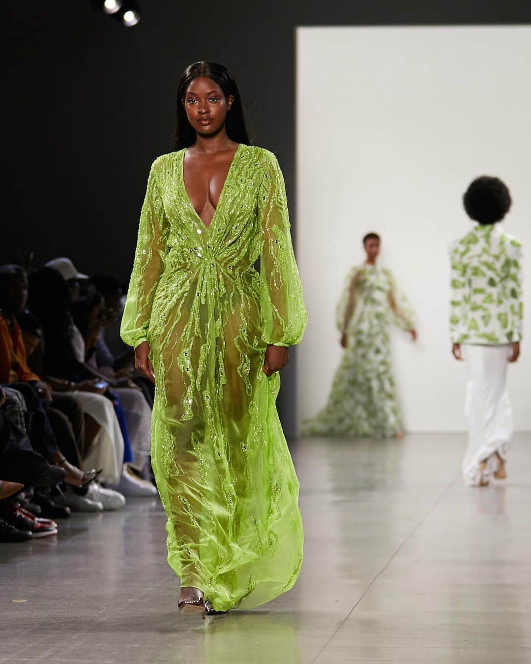 のインスタグラム：「Strutting through Leo season in the perfect Peridot green ensemble from @alietteny. 📸 by @johnnydeguzman at Aliette's September 2019 #NYFW show」