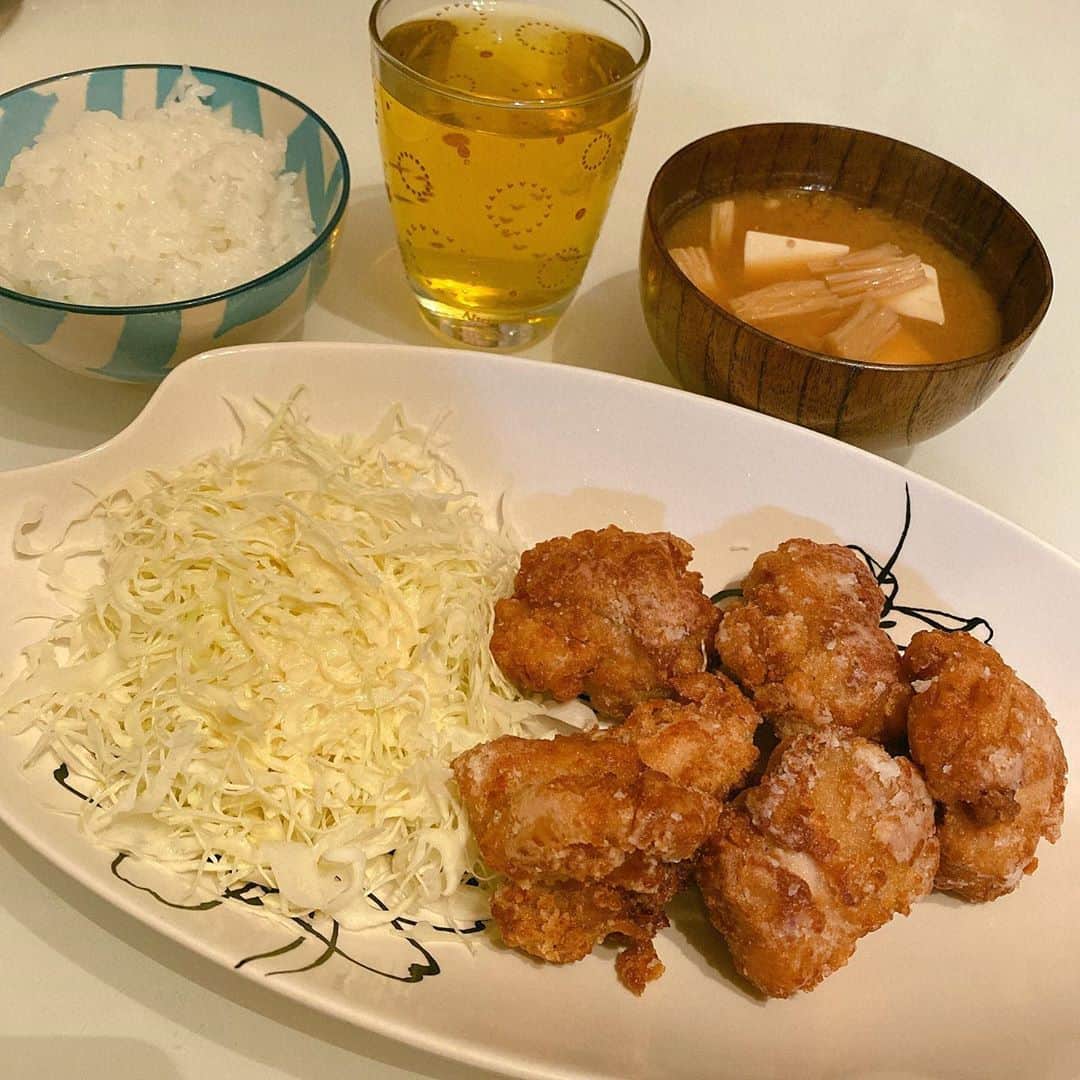 のインスタグラム：「ある日のごはんたち。 ①料理研究家リュウジさんのレシピを参考に唐揚げ。普段むね肉派だけど久々にもも肉で。ナツメグ効かせるとこんな美味しいのかと感動（中毒こわい）。お味噌汁は豆腐とえのき。 ②スパイシーチーズトースト。チーズに、マキシマムスパイスまたは黒瀬のスパイスをかけて焼くだけ。パンはハード系が好ましい。【そらチーズはようけ乗っけさしてもろてるけども、せやけども、バター塗ってないしなぁ】と、なんだかヘルシーな気になる逸品。 ③大好きな焼き鮭セット（焼き鮭、米、味噌汁、プラスアルファ）。豚汁ならぬ牛汁を作りました。美味しいけどなんでこんなことしたん？なにこれ？美味しいけど。と言いながら食べた。 ④すだち大葉ぶっかけそうめん。コシの強い小豆島のそうめん。実はいまベランダで大葉を育ててまして、噂以上のすごい生命力でぐんぐん育っているのですが怖くて食べられない。わたしのベランダではよくカラスがタップダンスしながら鳴いてるし、マンションの真下では大きな犬の「わお〜ん！わおんわおん！わお〜ん！！」という遠吠えが聞こえるのでベランダから下を覗くと普通の身なりの人間のおじさんの遠吠えだったり、なかなかの環境なのだ。そんな場所で育った大葉を食べるのがおそろしいので、スーパーで買ってきた大葉を刻んでそうめんにのせ、ベランダのおそろしい大葉を眺めながら食べた。美味しかった。 #すだちの好き度が日毎に増してる」