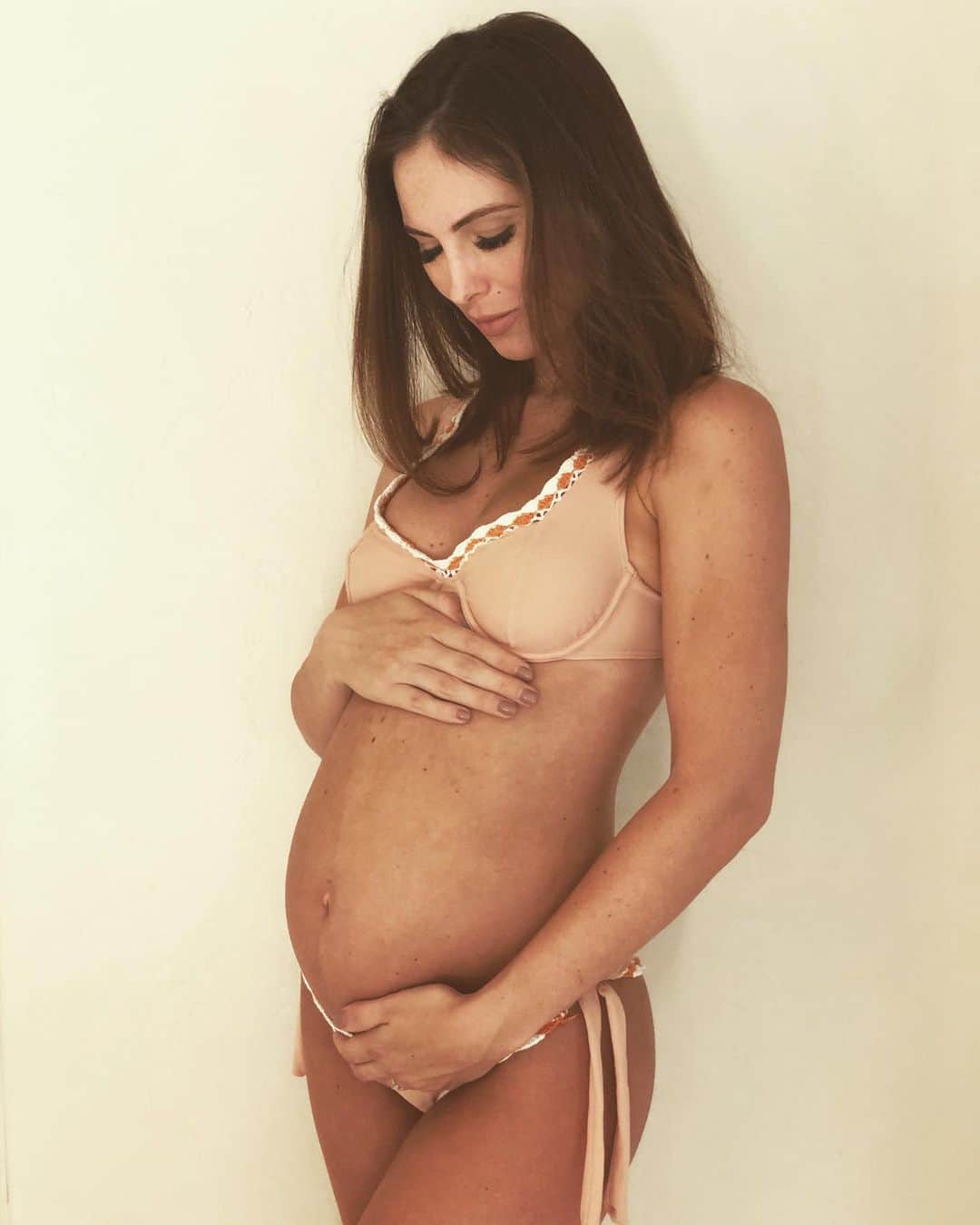 ブリトニー・ワードさんのインスタグラム写真 - (ブリトニー・ワードInstagram)「20 weeks today 🤰🏻 halfway through 🥰 #20weekspregnant #expecting #babygirl #pregnant」8月14日 1時07分 - brittnybutton