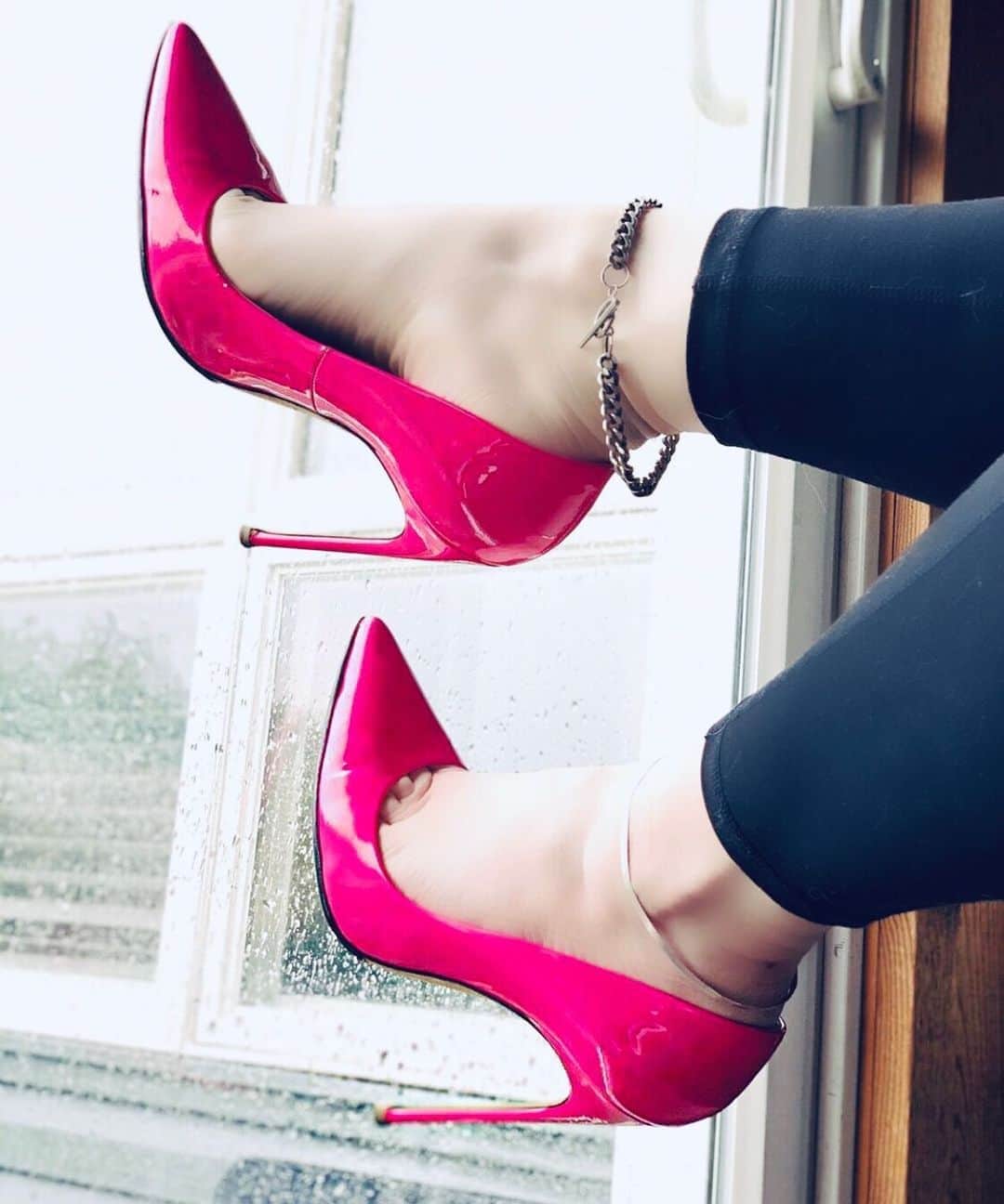 ブライアンアトウッドさんのインスタグラム写真 - (ブライアンアトウッドInstagram)「Pink ladies 💗💗💗 My FM pumps are back in Fuschia Patent.  Hot AF!!!! 🔥 #sickshoes #fmpump #130mm #stilletos #shoes #pink #madeinitaly #fashion #brianatwood」8月14日 1時19分 - brian_atwood