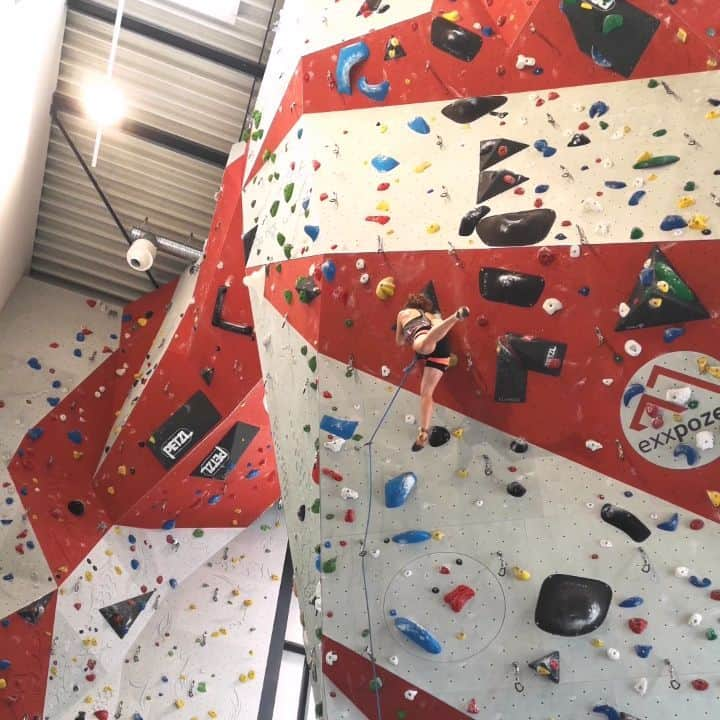 ハンナ・シューベルトのインスタグラム：「Had 2 fun training days @exxpozed_climbing and @dav_kletterzentrum_augsburg with the @austriaclimbing team on Monday and Tuesday :) here's a short clip from a little jump in one of the routes 😊 Even if it's an easy one jumping in lead always feels different than in Bouldering for me😅 Do you like jumps in routes? . .  🎥 @sandra_lettner (sehr konstant 😉😂)」