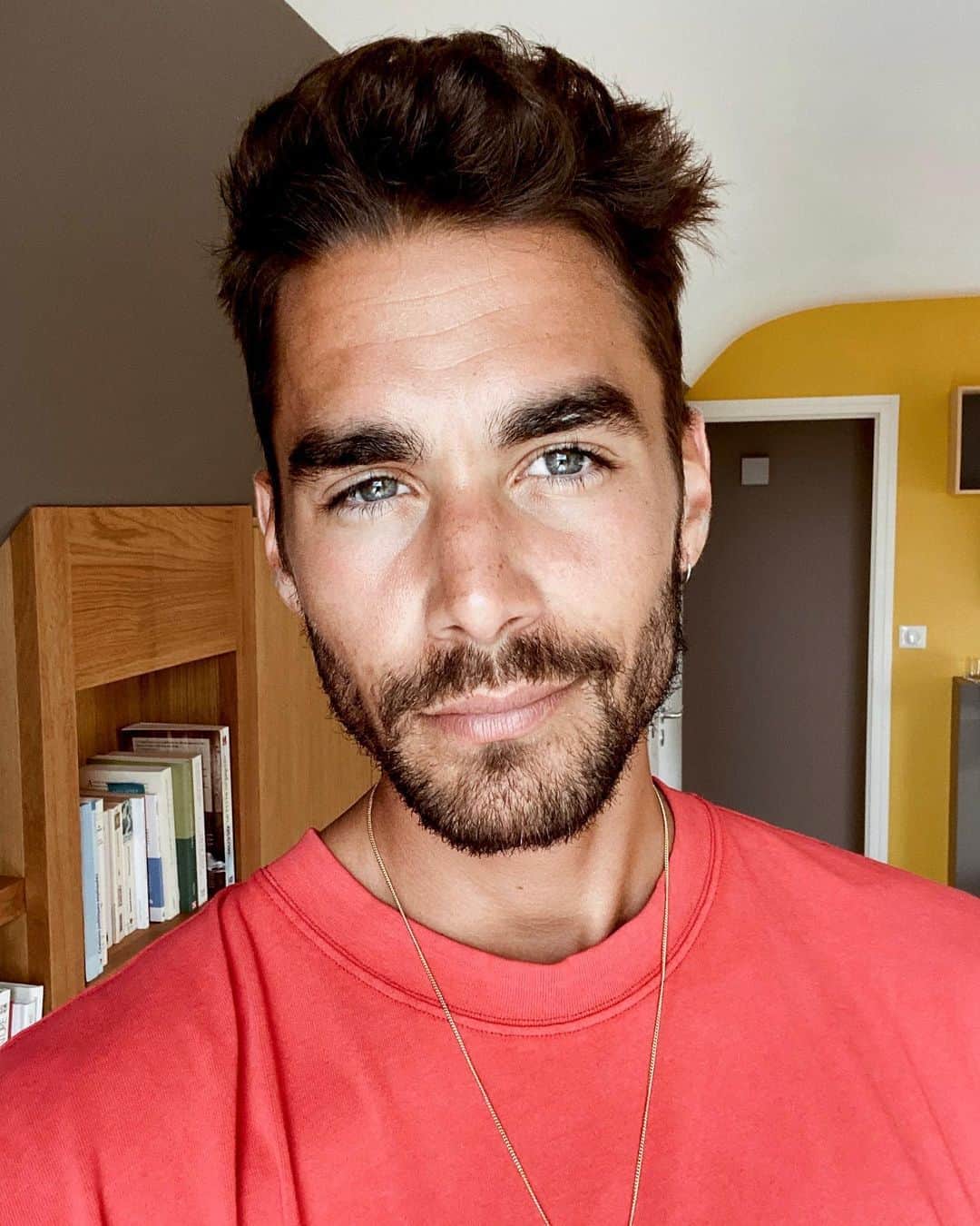 NICOLAS SIMOESのインスタグラム：「Home and tanned 😎」
