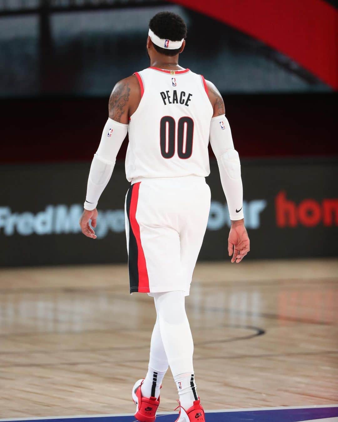 のインスタグラム：「The love for the game never fades  P.E.A.C.E ♾ #STAYME7O」