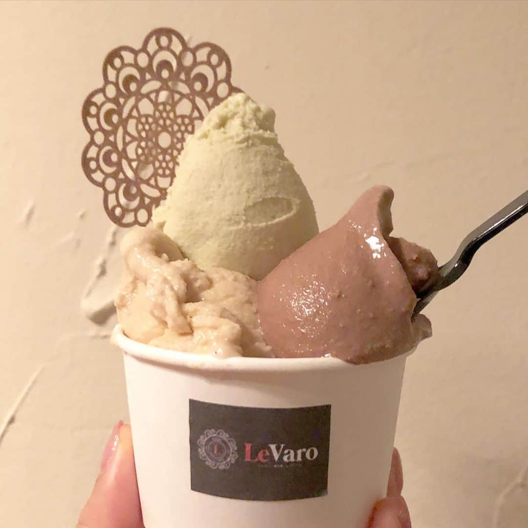 石野智子のインスタグラム：「🍨🍦  先日のみんテレなんでもランキングは 世界チャンピオンが選ぶ道内ジェラート店ランキング👑  🇮🇹レヴァーロ 世界チャンピオンが「イタリアより美味しい」 と言うほど本格的な #イタリアンジェラート (1〜3枚目)  🍀ミルティーロ ブルーベリーだけで4種類！ #ブルーベリー農家 さんが作る素材が活きたジェラート (4〜5枚目)  🍰YOSHI YOSHI #パティスリー ならではの #ロールケーキ を使ったジェラート (6〜7枚目)  それぞれのお店の個性と愛が詰まった ジェラートでした🤤❤️  #アーカイブ投稿 #ジェラート #ジェラテリア #北海道スイーツ #アイスタグラム #北海道 #uhb #アナウンサー」