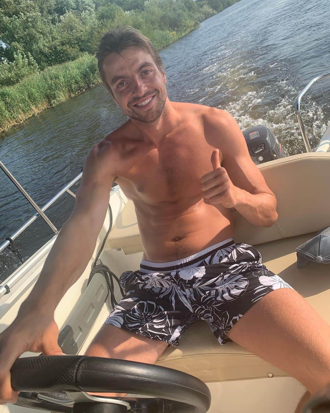 ティム・クルルのインスタグラム：「Battery’s recharged ..🔋 New targets set ✅ #holiday #family」