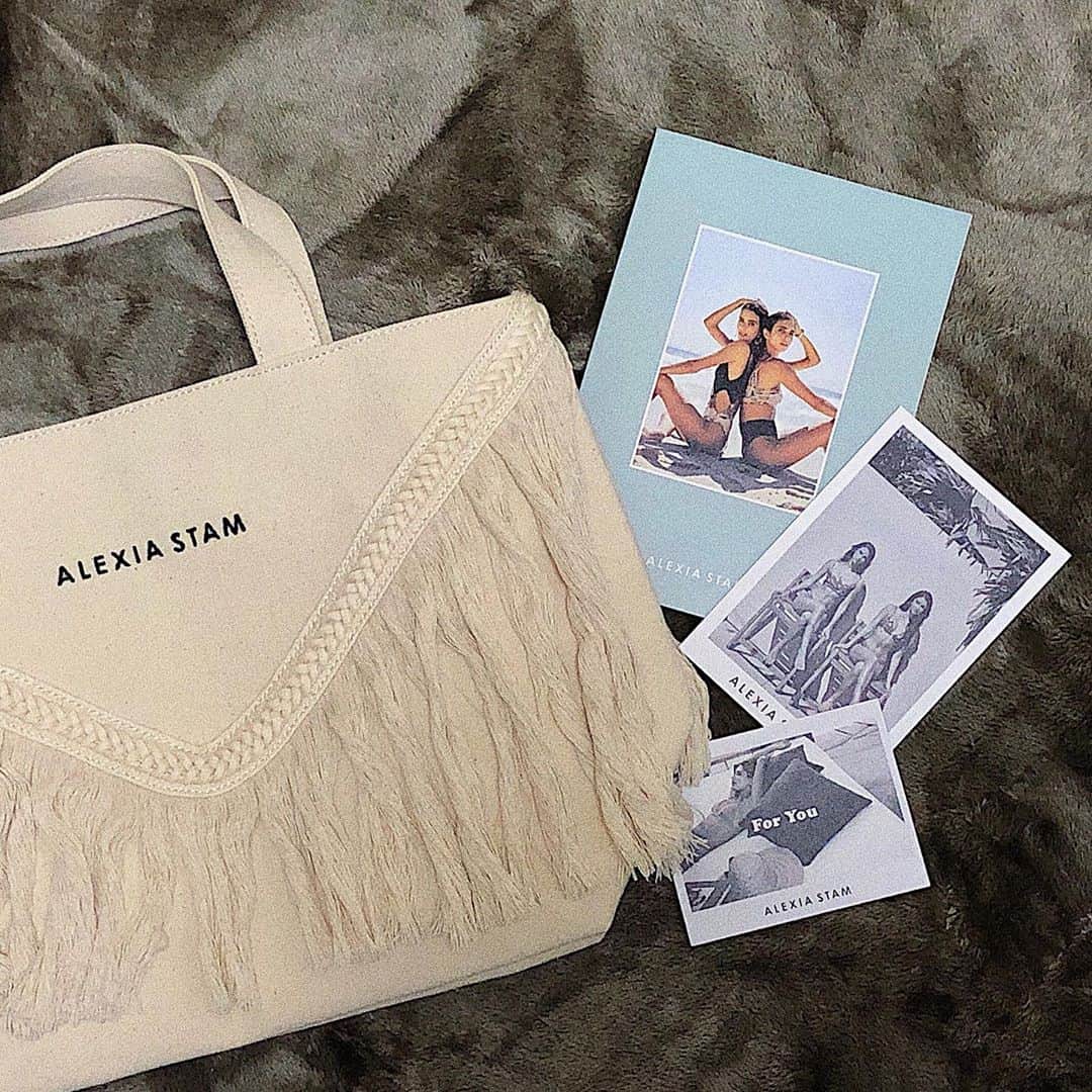 Arika Kuriharaのインスタグラム：「. ALEXIA STAM🥥🥥 . . ほんとにいっぱい入るし なによりかわいすぎる！！！ . 本当にありがとう〜🤍👨🏽 . . #ALEXIASTAM #alexiastam #フリンジバック」