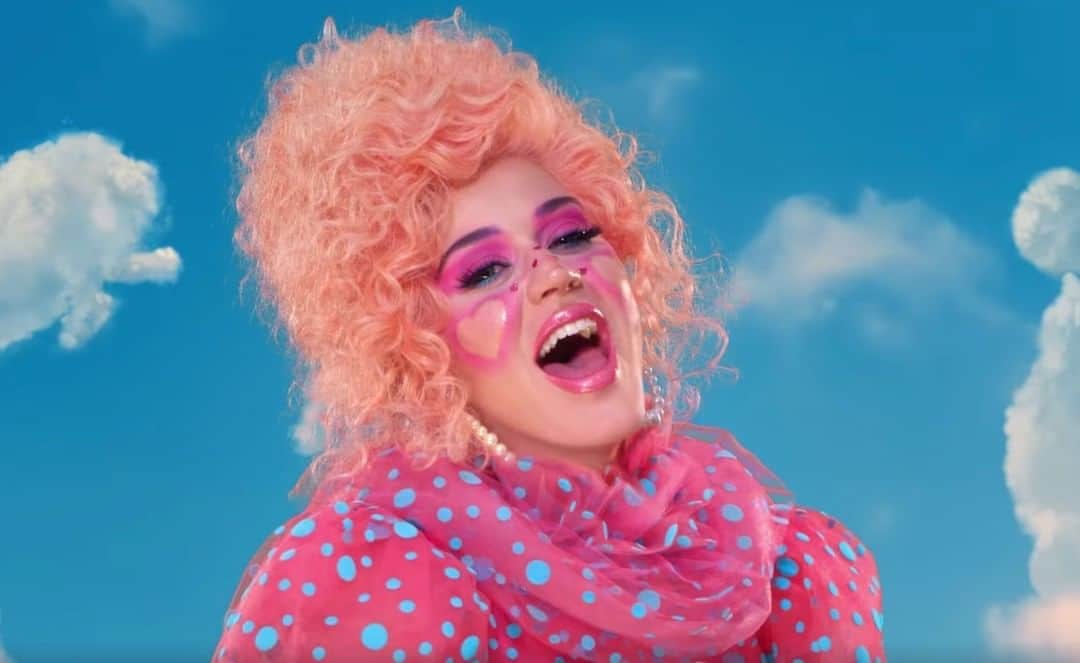 MTVさんのインスタグラム写真 - (MTVInstagram)「Scratch that, baby I'm GRATEFUL for @katyperry's #SmileMusicVideo!! Did you catch all the lil' hidden meanings?? Soooooo proud of her and how far she's come. 😍💕」8月14日 1時46分 - mtv