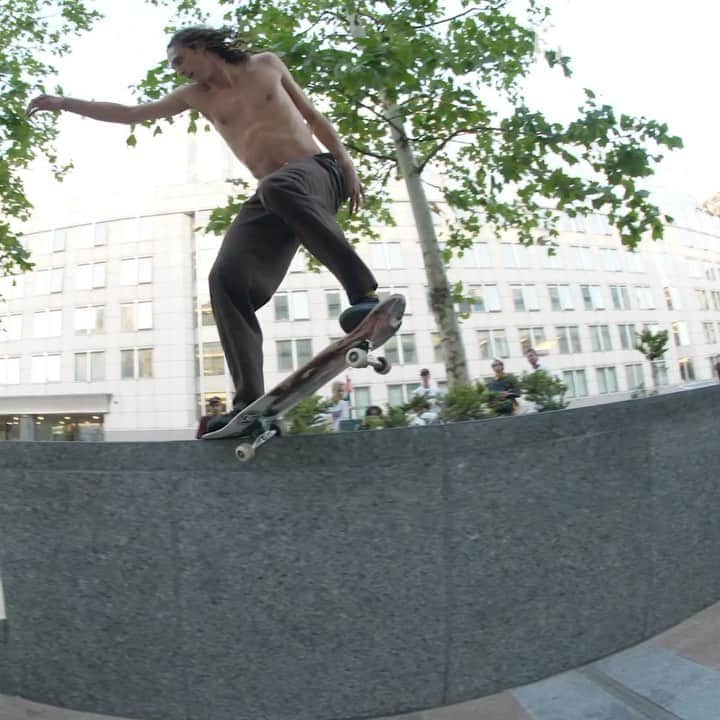 スラッシャーのインスタグラム：「Otherworldly @starheadbody 🪐  As seen in his new @dc_skateboarding part. Now playing on all Thrasher channels 🛰」