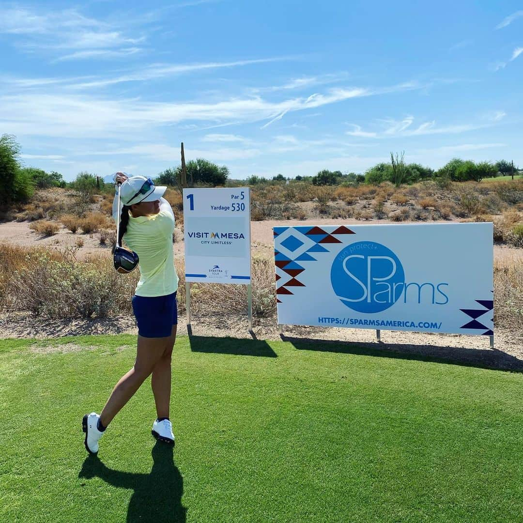 ヴィッキー・ハーストのインスタグラム：「Back in Phoenix for the @road2lpga Founders Tribute @longbowgolfclub  Wouldn’t be able to beat the desert heat without my @sparms.official @sparmsamerica . Best investment you could make if you spend a ton of time in the sun like we do 💪🏼.   #lpga #roadtolpga #symetratour #desert #sparmssunprotection #sparms」