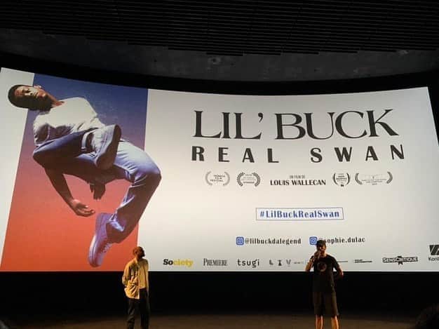 Lil Buckのインスタグラム：「The premiere of my documentary @lilbuck.realswan was a SUCCESS‼️Thank you again to all that attended and to the team @victorlech @louiswallecan @jprozay @michelzana36 @sophie.dulac @gainsbarough for making this a reality with me 🙏🏾 now that the premiere is done #lilbuckrealswan is open to the public to see in theaters all over France! Enjoy ☺️ Swipe left」