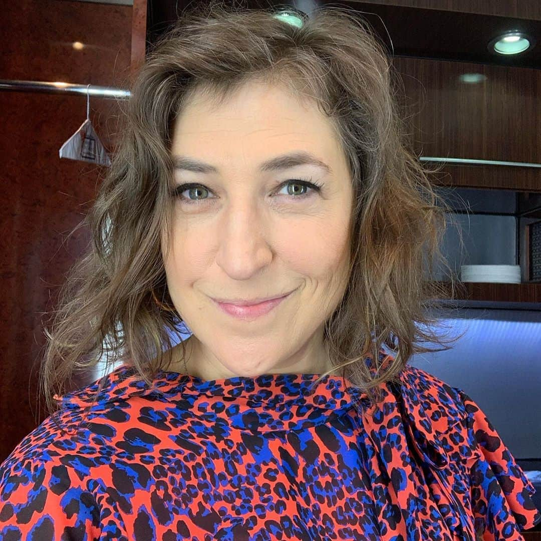 メイム・ビアリクさんのインスタグラム写真 - (メイム・ビアリクInstagram)「I’ve been doing my own glam for 10 weeks as hostess of @tbsnetwork ‘s #celebshowoff due to the quarantine. I’m sure @chanelcross would have a few pointers for me 💄 but I’ve enjoyed getting comfortable being authentically me. That’s all I can be one day at a time! 💕 Also thanks for watching - tune in to our finale Tuesday to see who wins 🏅」8月14日 1時58分 - missmayim