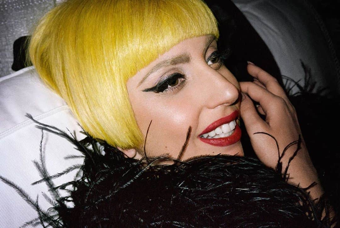 マリオ・テスティーノのインスタグラム：「I photographed Lady Gaga in Antwerp as she was performing there. We worked all day and in the evening she invited us to her concert. I still needed to deliver my work and be online with my team, so I took my laptop to the VIP area… which shocked everyone! Whilst I was working away, I heard her say to the audience that I was present at the concert, she thanked me for making her look beautiful. From that moment I decided to put my laptop away and enjoy the evening. This was taken after the concert in her changing room. Her energy is as magical as her talent.⁣ _⁣ Fotografié a Lady Gaga en Amberes porque iba a tener una presentación allá. Trabajamos todo el día y por la noche nos invitó a su concierto. Todavía necesitaba entregar mi trabajo y estar en línea con mi equipo, así que llevé mi laptop al área VIP… ¡Lo que sorprendió a todos! Mientras trabajaba, escuché que le decía a la audiencia que yo estaba en el concierto, me agradeció por hacerla verse hermosa. En ese momento decidí guardar mi computadora y disfrutar de la noche. Esta foto fue tomada después del concierto, en su camerino. Su energía es tan mágica como su talento.⁣ ⁣ #LadyGaga #TestinoArchive」