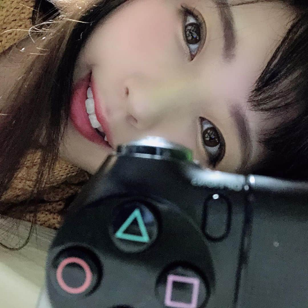 小倉遥さんのインスタグラム写真 - (小倉遥Instagram)「眠る。 . . . . . . #PlayStation #ゲーム #ゲーム実況 #ゲーム女子 #配信者 #アイドル配信 #Youtube #twich  #八重歯 #twichgamer #グラドル配信 #生配信 #顔出し配信 #APEX #DbD #PS4 #streamergirls #followme #小倉遥 #oguraharuka」8月14日 2時05分 - haruka_ogura