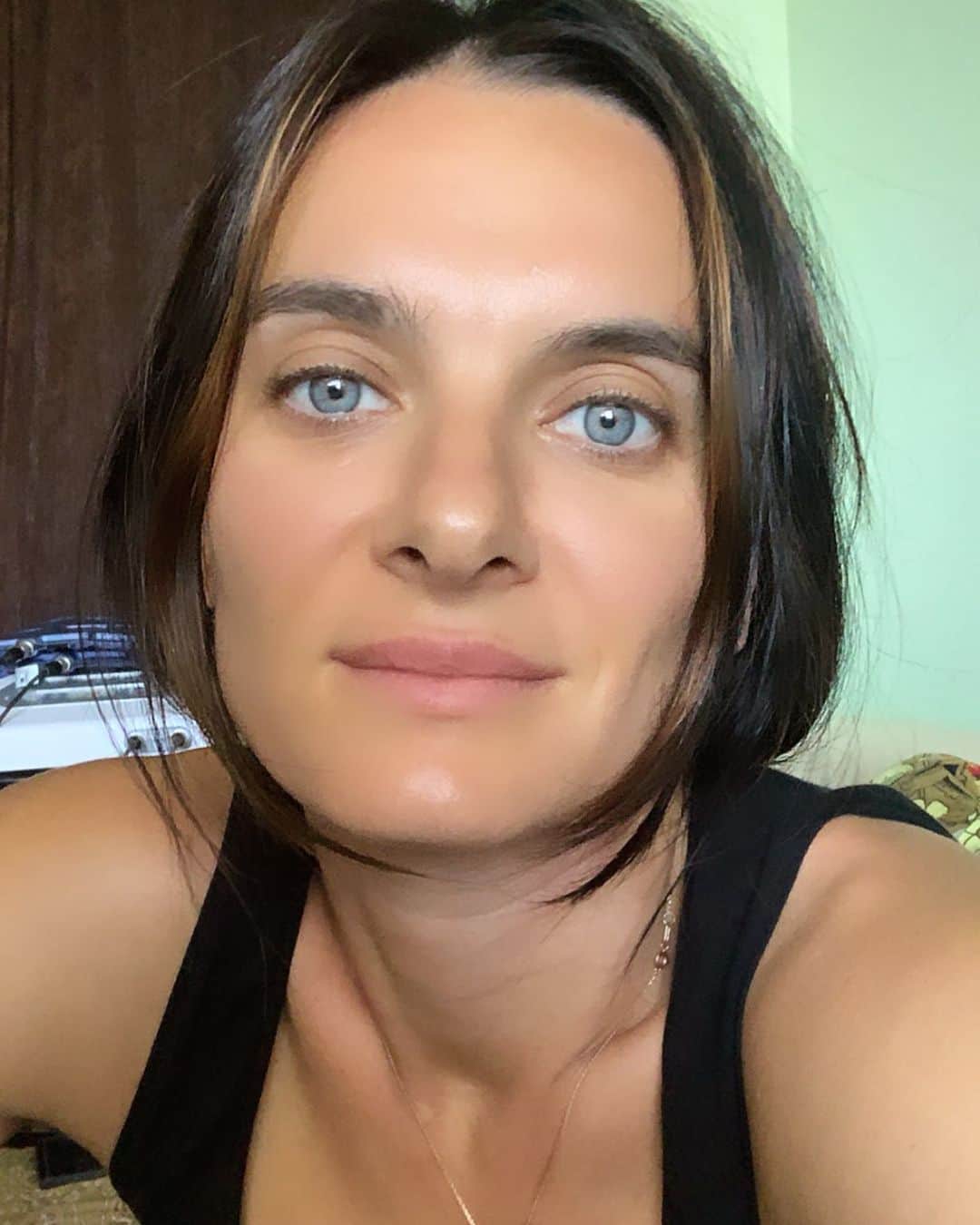 エレーナ・イシンバエワのインスタグラム：「Сегодня мой праздник😎 ⠀ Международный день левши✍🏻 ⠀ Я от рождения левша. В детском саду пытались переучить, вкладывали ручку в правую руку, пытались запретить писать левой...Все напрасно. И я этому очень рада. 😁 Приятно чувствовать свою непохожесть на других. Правда, жить в мире правшей сложновато. 😌 Все везде под правую руку, приходится подстраиваться 😉 ⠀ А ну-ка, кто из вас, мои хорошие левша? 😃 ⠀ Today is my holiday😎 ⠀ International Lefty day ✍🏻 ⠀ I was born left-handed. In kindergarten, they tried to retrain, put a pen in the right hand, and tried to forbid me to write with left...All in vain. And I'm very happy about it. 😁 It's nice to feel the difference from others. However, living in the world of right-handers is difficult. 😌 Everything everywhere is under the right arm, I have to adapt 😉 ⠀ Which one of you, my dear lefties? 😃」