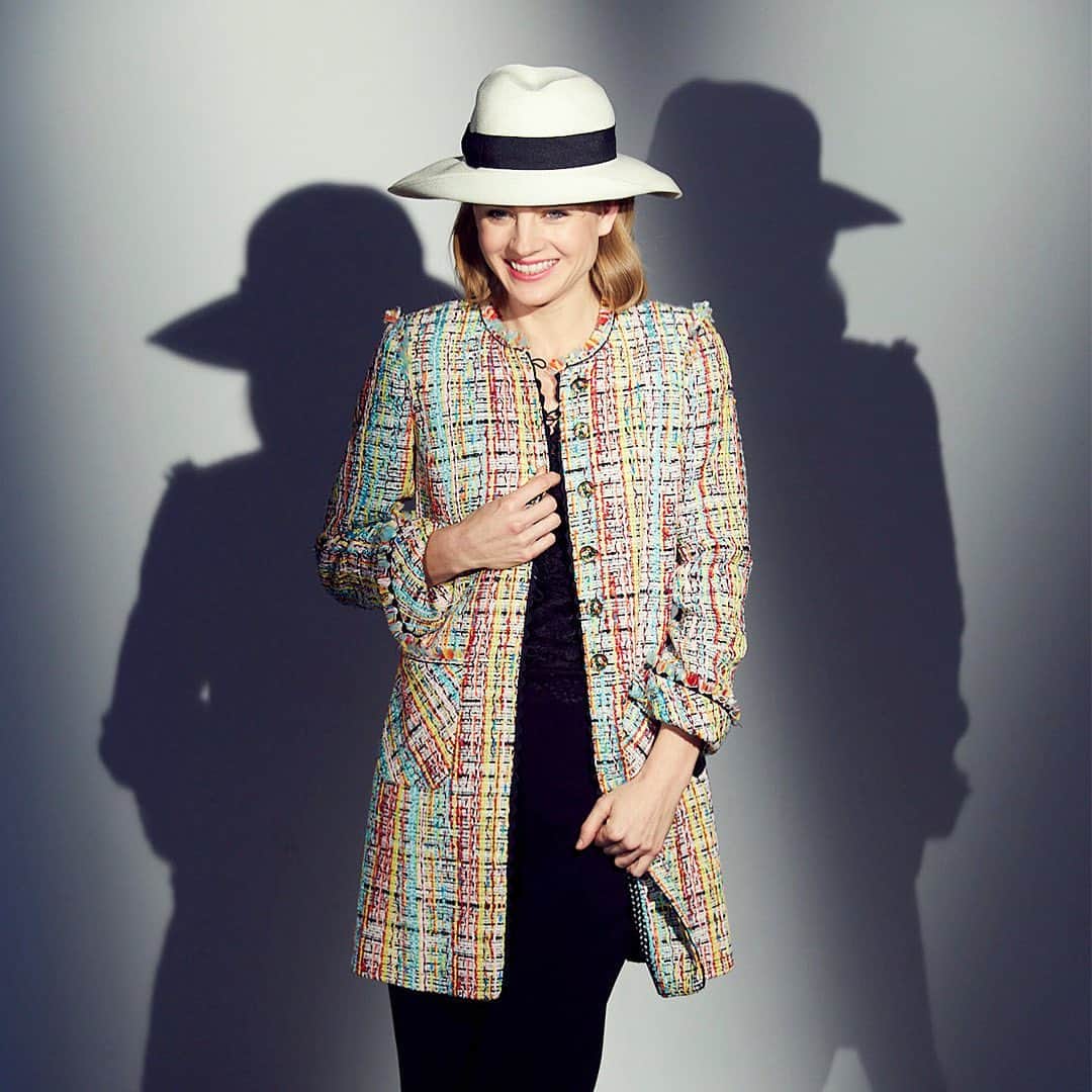 キャロライン チャールズのインスタグラム：「Dress to impress! The Gloria coat is a dynamic multi-coloured French tweed with fringing. 25% off in our Summer Sale.  #tweed #coat #tweedcoat #ss20 #springsummer #style #styleinspiration #ootd #ootdfashion #outfitinspiration #fashion #fashionstyle #luxuryfashion #british #britishfashion #britishdesigner #fashiondesigner #ladiesclothing #ladiesfashion」