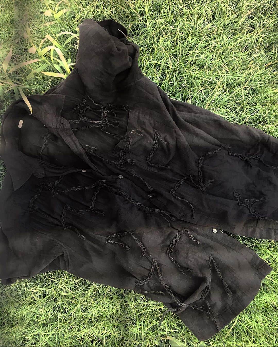 倉岡晋也のインスタグラム：「My passion ✔︎ Nothing changed  Since I was child This summer I addictive on embroidery .... I customized 200THB black linen shirt  去年の夏、タイで700円で買った黒い麻のシャツ。。 そのままでも素朴で好きだったけど コルクだったボタンを貝のマーブルに変えて、編み物用のジュードの太い糸を使ってランダムに刺繍したら、もっと好きになった… こんな程度の手芸は子供の頃から、 よくやっていて 小学生の頃から、よく洋服カスタムしたり、ぬいぐるみ作ったりとかしてたっけ 今はスタイリストやディレクターとして仕事に活かされてるから 好きな事って変わらんよね、なかなか 面白いなーって感じてる2020夏」