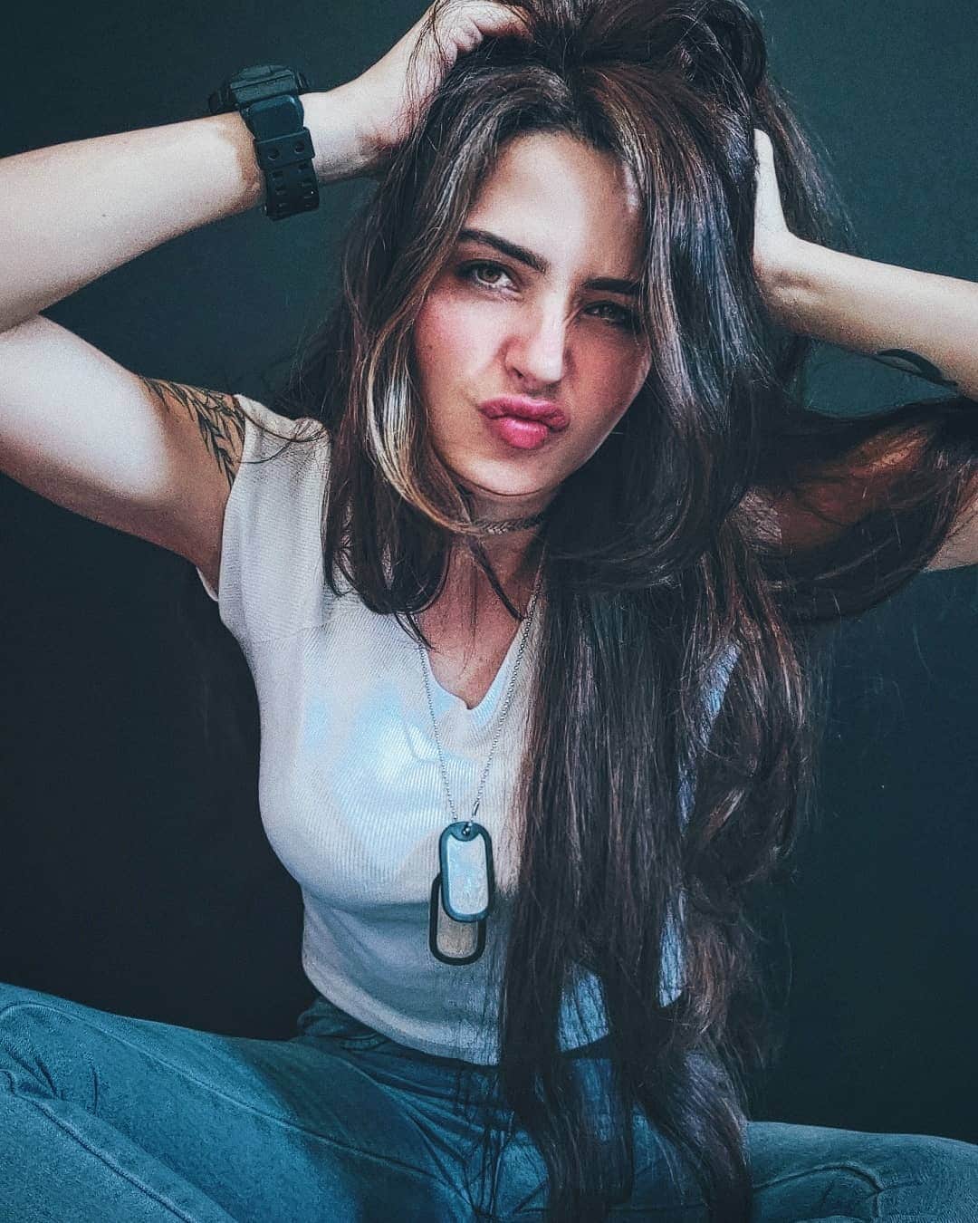 Anna Vargasのインスタグラム：「Você pode tentar explicar a SUA verdade. Vai lá, tente! É até saudável tentar organizar o caos interno, os paradoxos individuais e externá-los de forma que faça sentido, ao menos pra você. Mas, não espere que te compreendam. Com sorte, uma meia dúzia vai te ouvir, realmente ouvir. Dentre esses aí, uma parcela vai chegar perto de entender o que você tá tentando pôr pra fora. Desde que não seja algo prejudicial aos outros ou a si, jamais deixe de fazer o que gosta ou de ser quem é, só porque ninguém te vê como você é de fato. As pessoas enxergam o que querem enxergar. Entendem só o que querem entender. A percepção da realidade está sujeita à limites individuais, e não importa quantos fatos, lógicas ou frases sensatas você tente apresentar, a maioria só entende o que já está pré-disposta a entender. Não raro, a capacidade de compreensão está limitada pelas emoções, e as pessoas tendem a se agarrar às primeiras impressões como à botes salva-vidas. Então, quando te chamarem de louco por ser minimamente diferente do convencional, quando te criticarem sem fundamentação lógica, ou quando tentarem desesperadamente te fazer fazer caber numa embalagem pré-rotulada e de fácil consumo e compreensão, pode ficar tranquilo. Tudo segue dentro da normalidade, a Terra ainda orbita o Sol, e a humanidade ainda é o que é. 🤘🏻🖤」