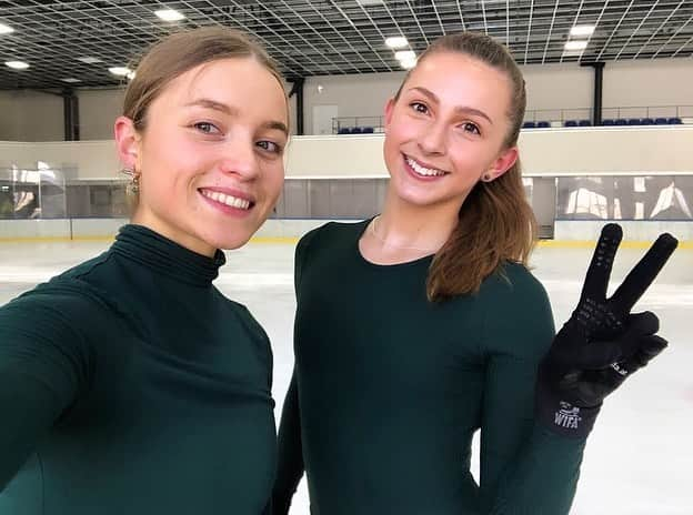 アレキサンドラ・ゴロフキナのインスタグラム：「Twinning with @jasminecressey today 💚✨🙈 ••• 🇱🇹🇬🇧  ••• #figureskating #iceskating #twinning #kaunas #kaunasice #lithuania #dailusisciuozimas #training #edeaskates #johnwilsonblades #happy #skaters #backontheice #matchingoutfits #matchingcolors #green #summer #thursday #thusdayvibes」