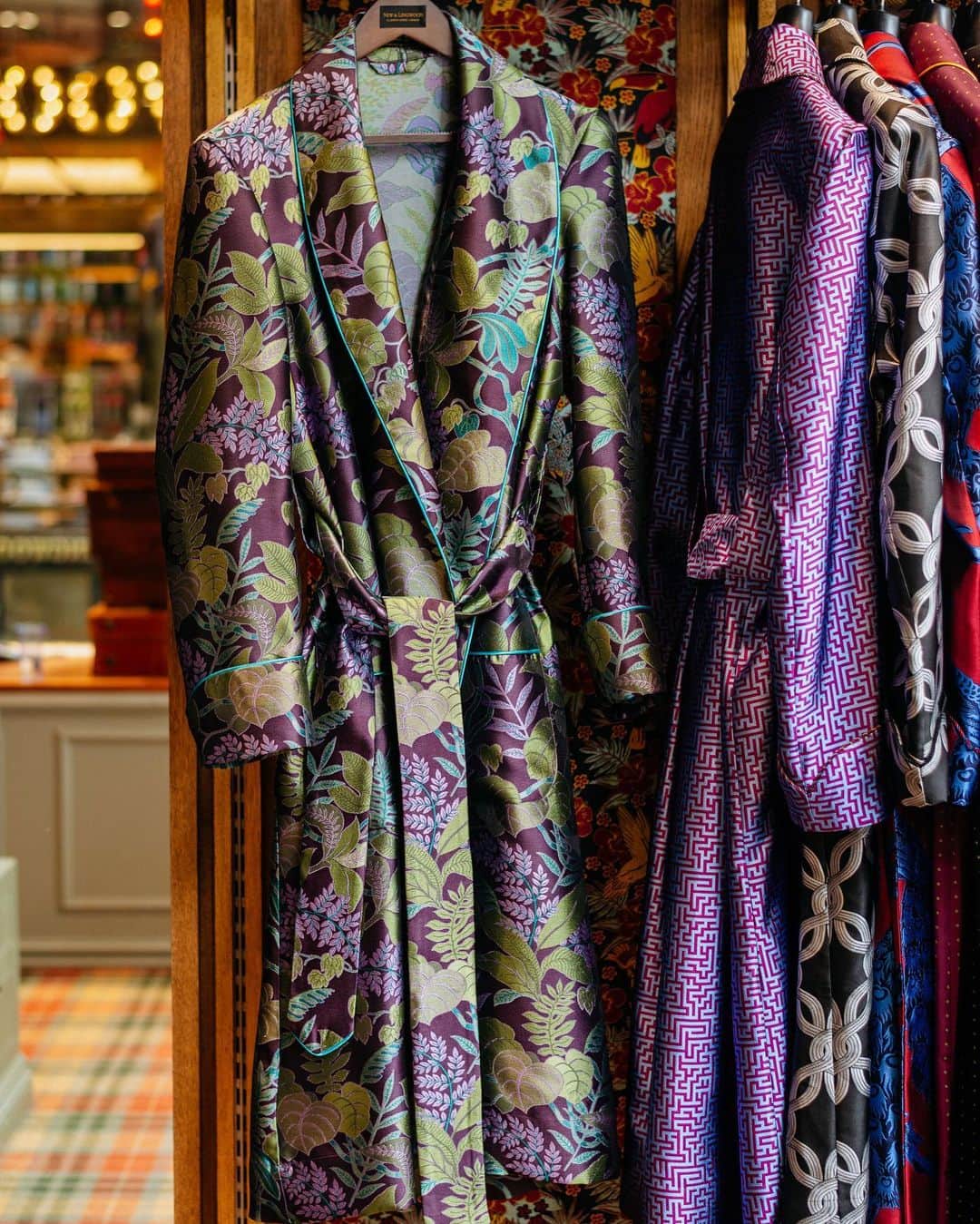 ニュー&リングウッドさんのインスタグラム写真 - (ニュー&リングウッドInstagram)「Our Exotic Foliage dressing gown is made from 100% silk, woven in England. The lightweight nature of the fabric makes this gown perfect for a summer’s evening.  #newandlingwood #clothingwithcharacter #lingwoodgown #mensloungewear #silkdressinggown」8月14日 2時33分 - newandlingwood