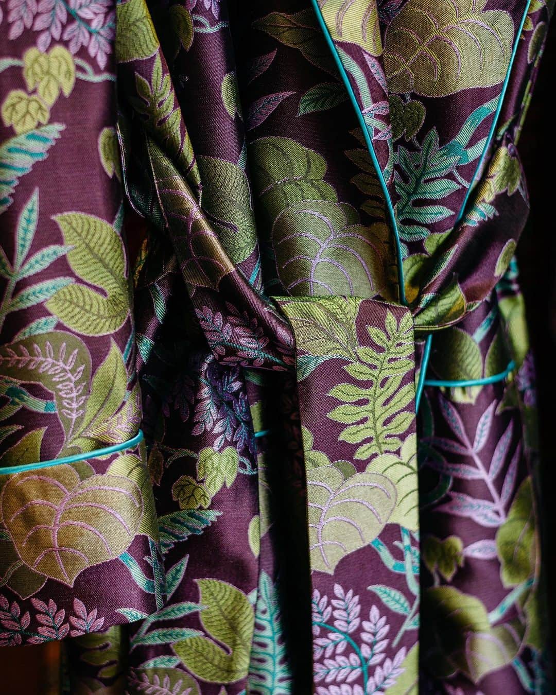 ニュー&リングウッドさんのインスタグラム写真 - (ニュー&リングウッドInstagram)「Our Exotic Foliage dressing gown is made from 100% silk, woven in England. The lightweight nature of the fabric makes this gown perfect for a summer’s evening.  #newandlingwood #clothingwithcharacter #lingwoodgown #mensloungewear #silkdressinggown」8月14日 2時33分 - newandlingwood