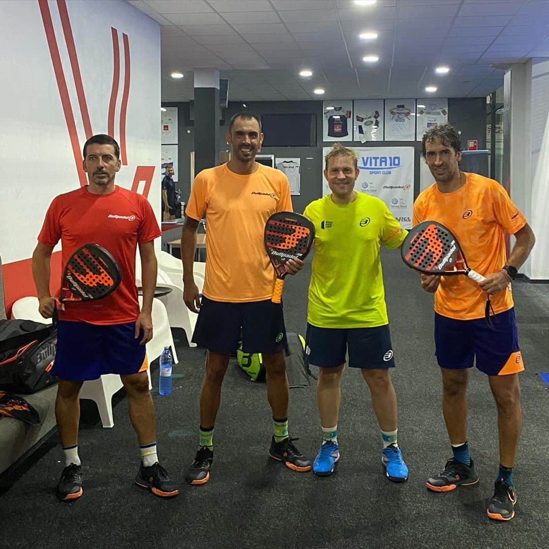 ジョルディ・コディーナのインスタグラム：「Otro partidazo... y otra paliza a correr... 😂😂😂 @raulrh77 @raulgonzalez @javi.guerrero10 #bullpadelteam」