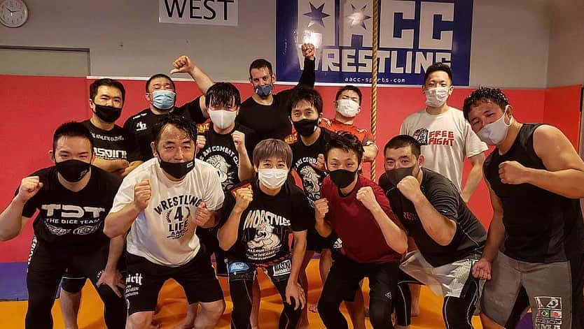 のインスタグラム：「AACC MMA Omori HQ AACC大森 夏休み中のフリーマット☝🏻 男子部選手&一般部、女子部選手練。 男子部も少しずつ激しく、女子部はフィジカル強化、しっかりやっていこう‼️  ※みんなで写真撮り忘れて...浜崎朱加with男子部😁  Team AACC, everyone is good training. Keep going together team training!!  #aacc #aaccmma #aacc大森 #aacc女子部 #総合格闘技 #mma #グラップリング #grappling #柔術 #jiujitsu #キックボクシング #kickboxing #レスリング #wrestling #仲間募集中 #無料体験できます #ココロとカラダを強くする #みんなで格闘技は楽しい #格闘技をやろう」