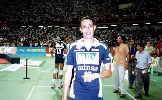 シェイラ・カストロのインスタグラム：「Qualidade da foto tá péssima, mas esse #tbt é muito especial!!! Primeiro título da Superliga, com mais de 20 mil pessoas no mineirinho! Eu não tinha nem 20 aninhos!!! @minastenisclube @mtcvolei」
