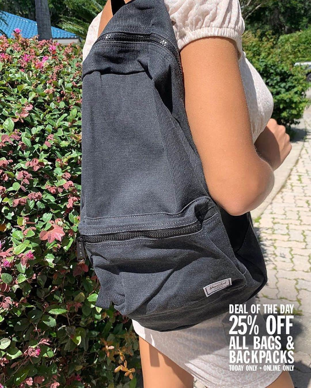 Urban Outfittersさんのインスタグラム写真 - (Urban OutfittersInstagram)「Today's Deal of the Day: take 25% off all bags and backpacks! Link in bio to shop.」8月14日 2時50分 - urbanoutfitters