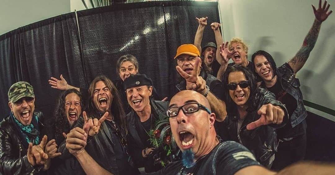 Queensrycheさんのインスタグラム写真 - (QueensrycheInstagram)「#tbt🔙📸 -  The Scorpions & Queensryche, along with our buddy Mike Savoia (talking the selfie) backstage in Seattle Kent, Wahington (2015) #queensryche #throwbackthursday #scorpionsband #goodtimeswithgoodpeople #friends #friendship #lookingforwardto2021 #togetheragaininvegas #wemissourrychers」8月14日 2時52分 - queensrycheofficial