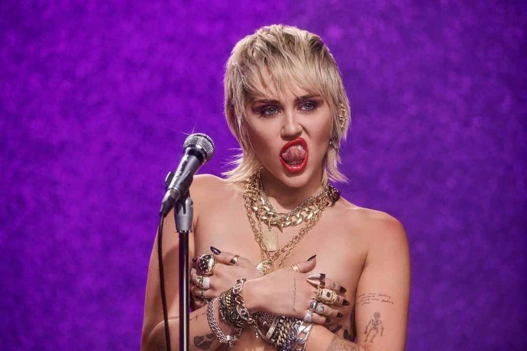 MTVさんのインスタグラム写真 - (MTVInstagram)「💜✨ IT'S REALLY HAPPENING ✨💜 You can watch the premiere of @mileycyrus' video for #MidnightSky at Midnight on MTV, MTVU, and MTV Live!!!」8月14日 3時03分 - mtv