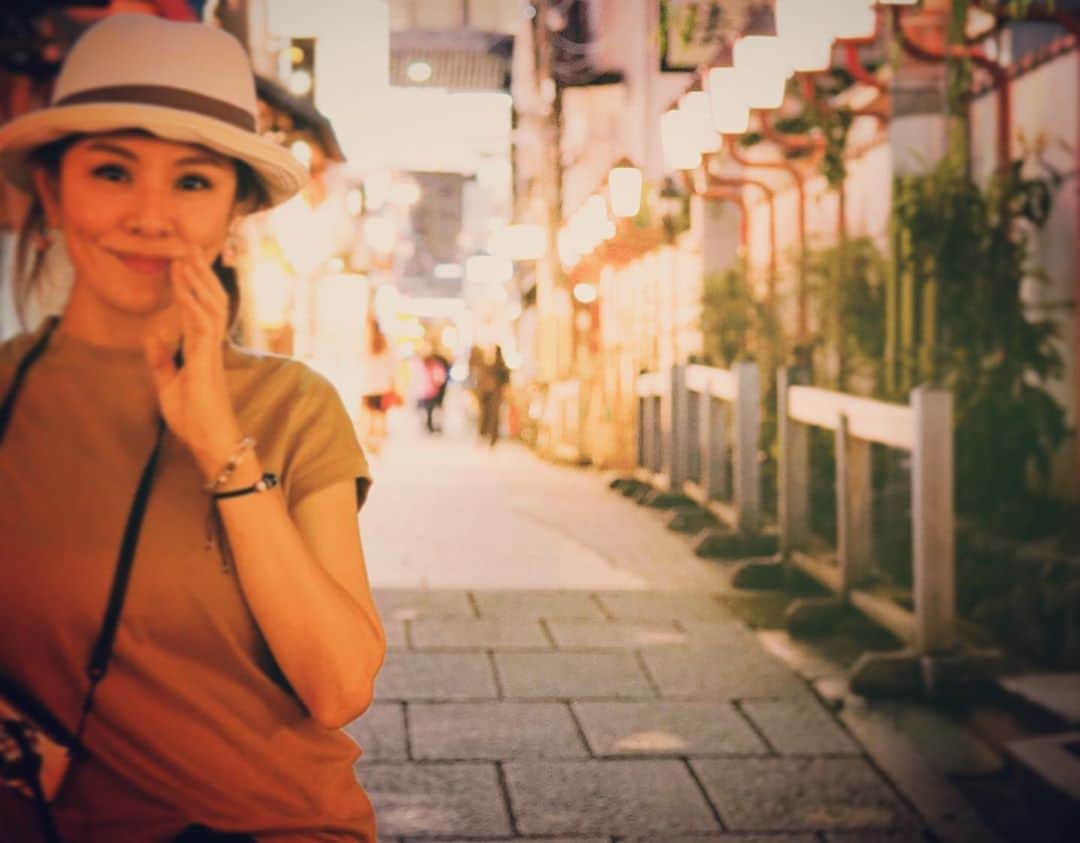 大山恵理乃さんのインスタグラム写真 - (大山恵理乃Instagram)「#女子旅 #大阪 #法善寺横丁﻿ ﻿ ﻿ 大阪を離れてからのほうが﻿ ここへは行きたくなる。﻿ ﻿ 騒がしい大阪ミナミの中心に﻿ 静かに鎮座する不動明王。﻿ ﻿ ﻿ ﻿ コケ地蔵への水掛け 何気に距離が絶妙に遠いから。 おもろいけどなそれも。　  お祭りの輪投げですかって﻿ 雑かよ その掛け方の勢い。って毎回なるから。﻿ ﻿ ﻿ 行ってみて﻿ やってみて﻿ うまく掛けられへんさかいに。　 ﻿ ﻿ ﻿ ﻿ ﻿ ﻿ (過去picです)﻿ #コケ地蔵 #不動明王 #苔地蔵 #夫婦善哉 #心斎橋 #法善寺 #難波  #일본 #오사카 #신사이바시 #호젠지요코초 #부동명왕 #오사카여행 #여행스타그램 #旅 #travel #난바  #japan #osaka #shinsaibashi  #hozenjiyokocho #namba #大山恵理乃」8月14日 3時29分 - erino_ohyama